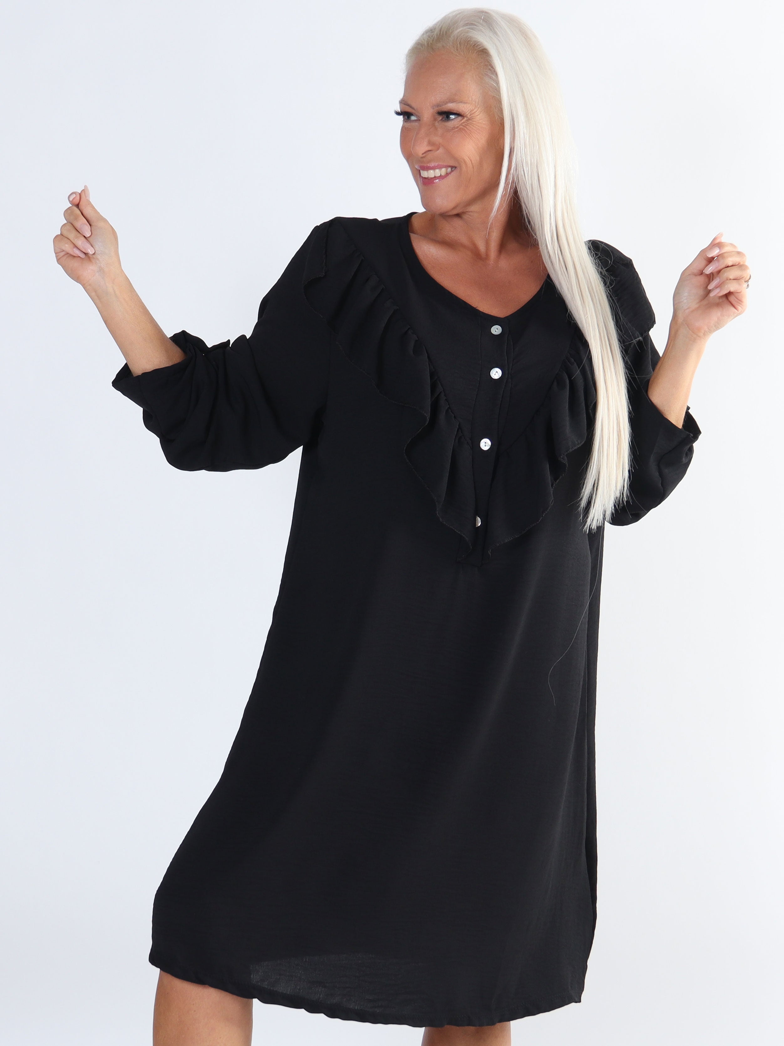 Nicola Dress - Söt plus size klänning med volanger och knappar