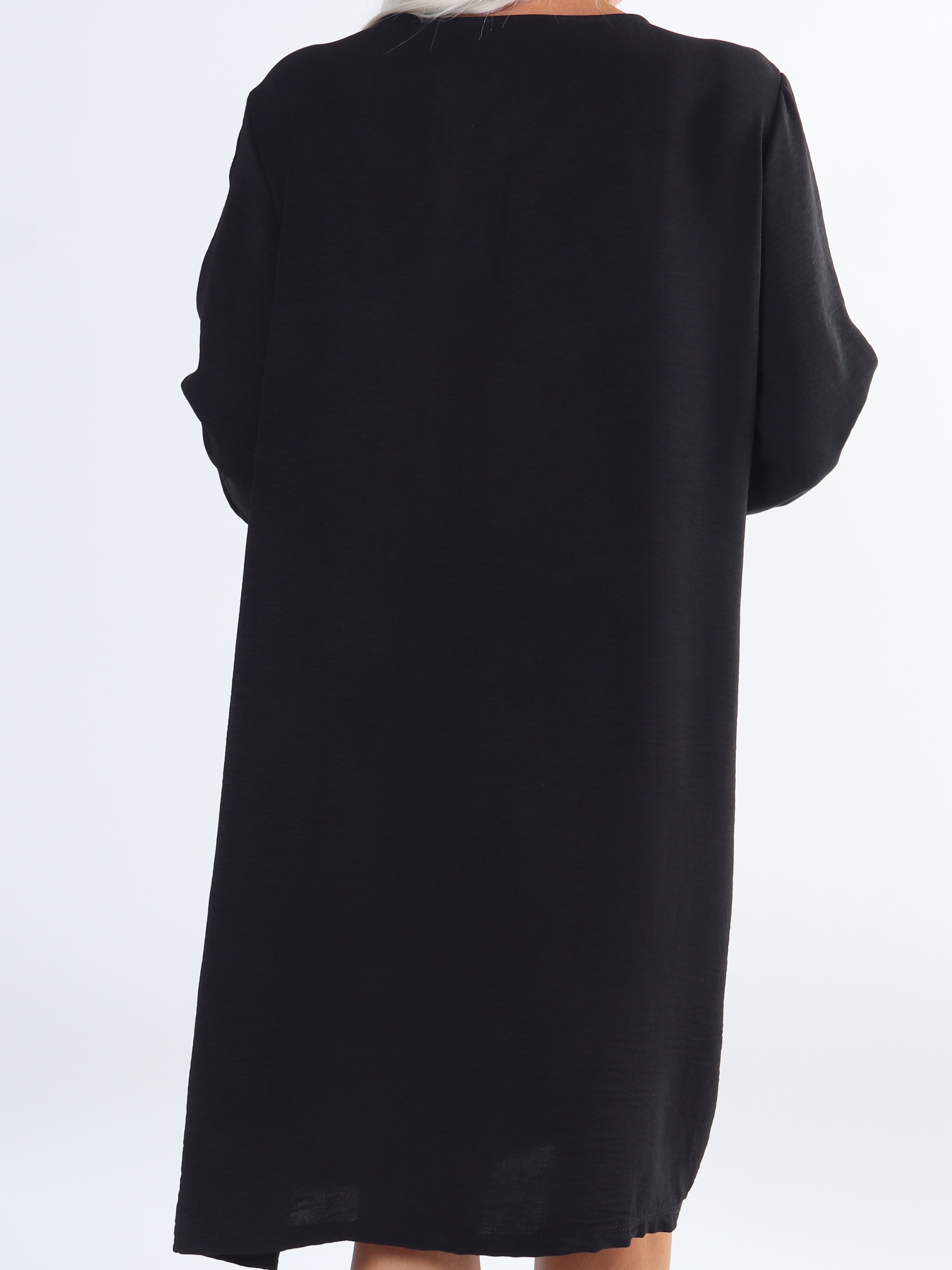 Nicola Dress - Söt plus size klänning med volanger och knappar