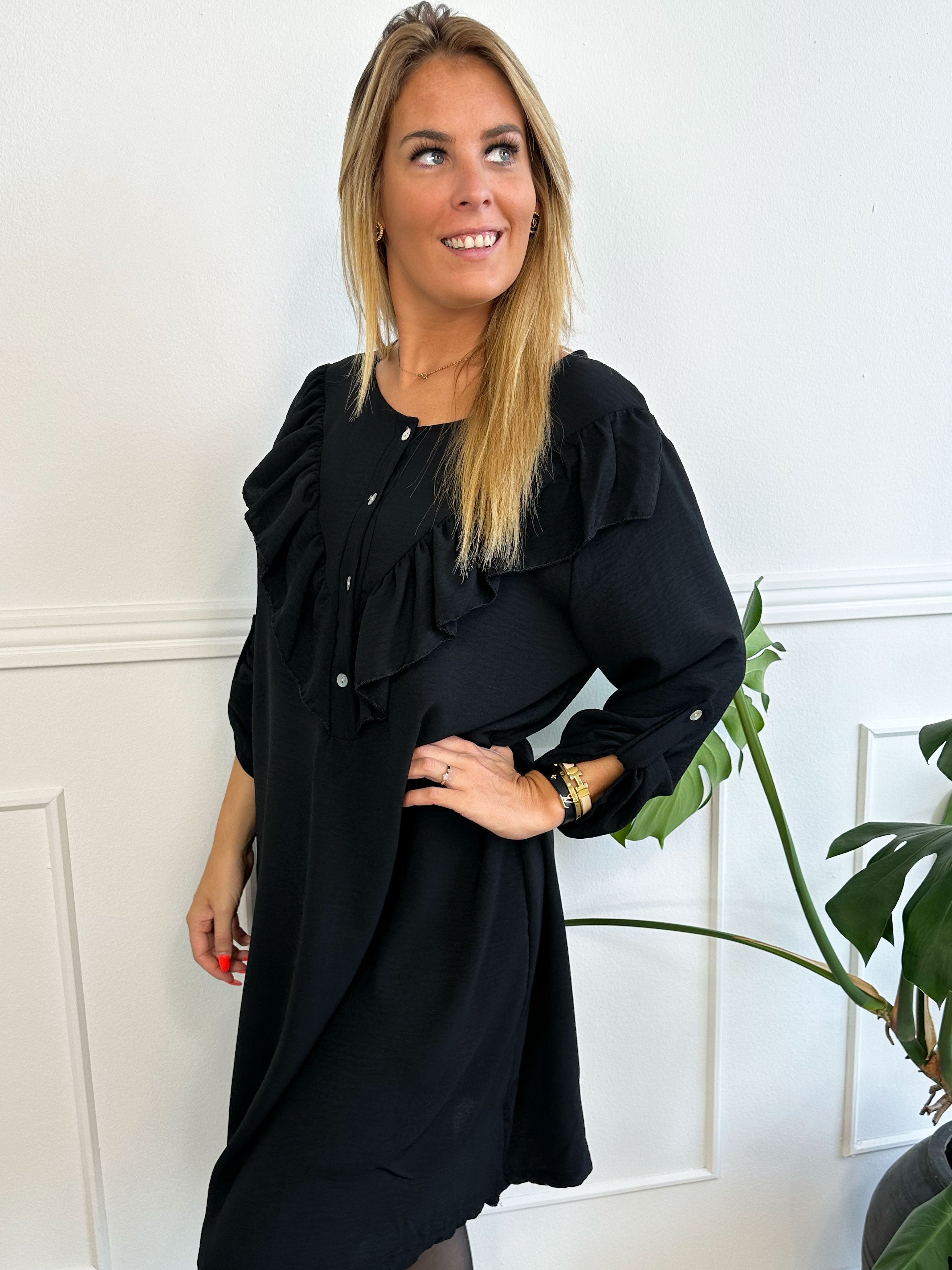 Nicola Dress - Söt klänning med volanger och knappar