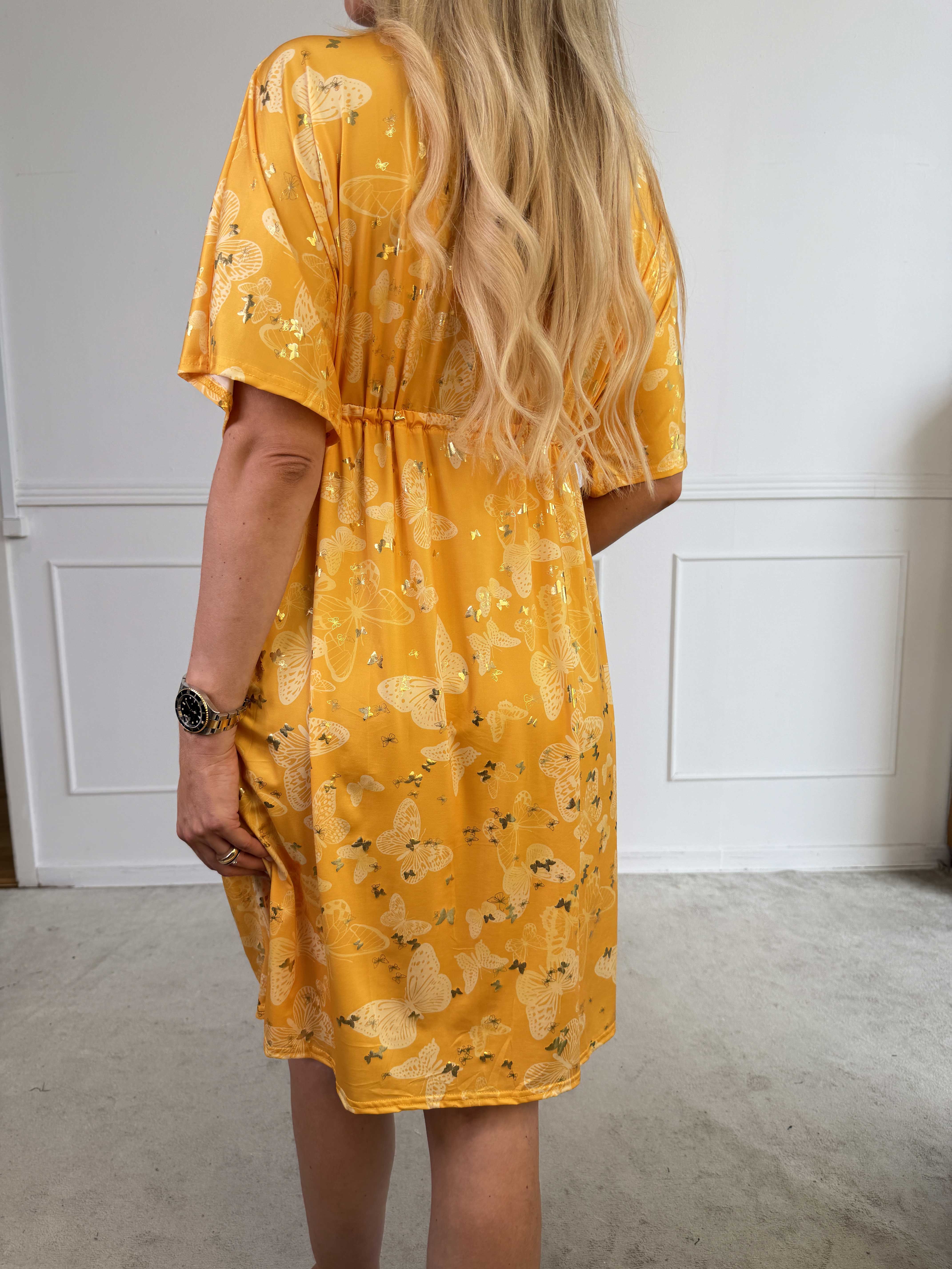 Nicolina Butterfly Short - Plus size kjole med sommerfugleprint og snøre under brystet