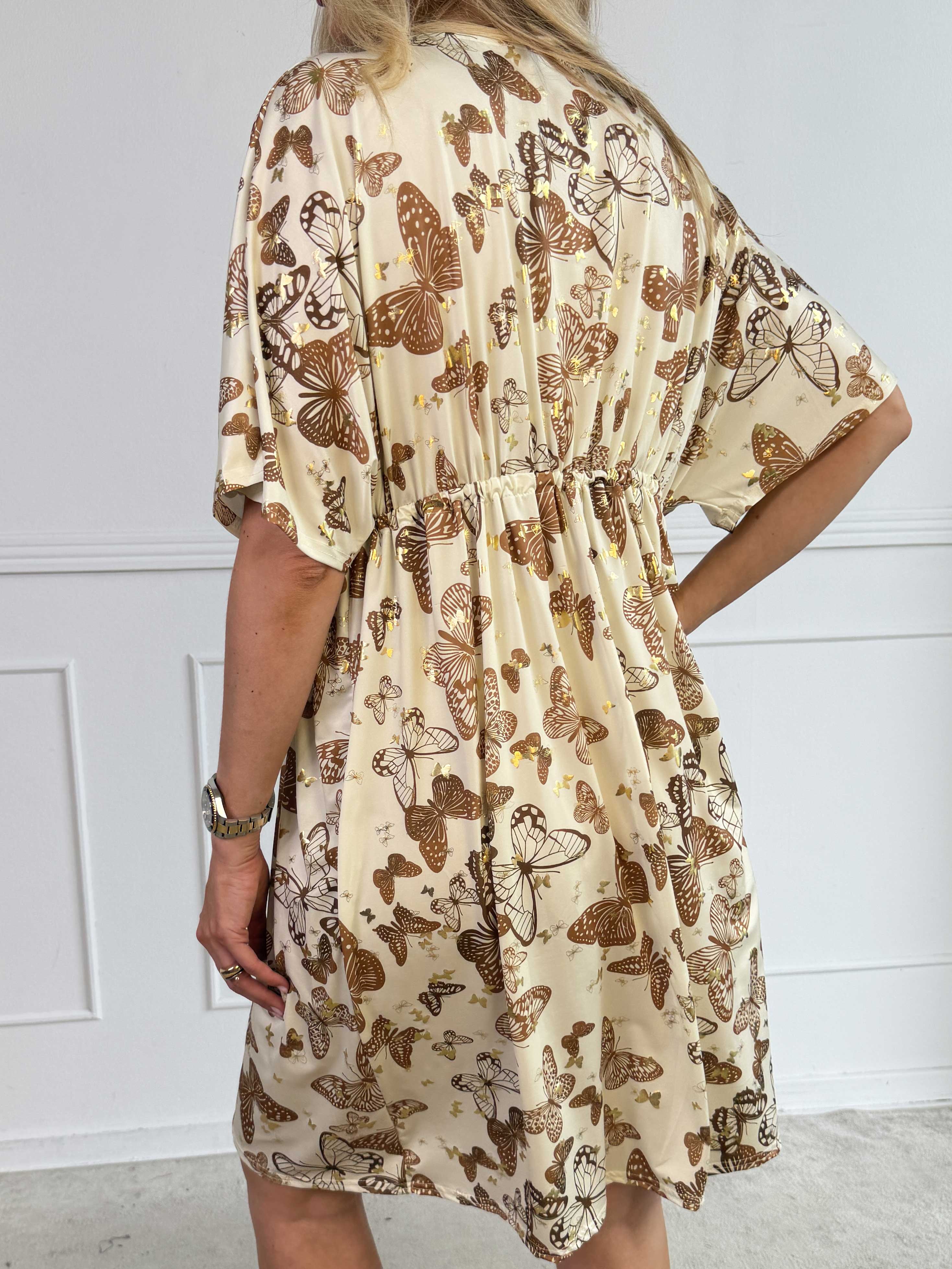 Nicolina Butterfly Short - Plus size kjole med sommerfugleprint og snøre under brystet