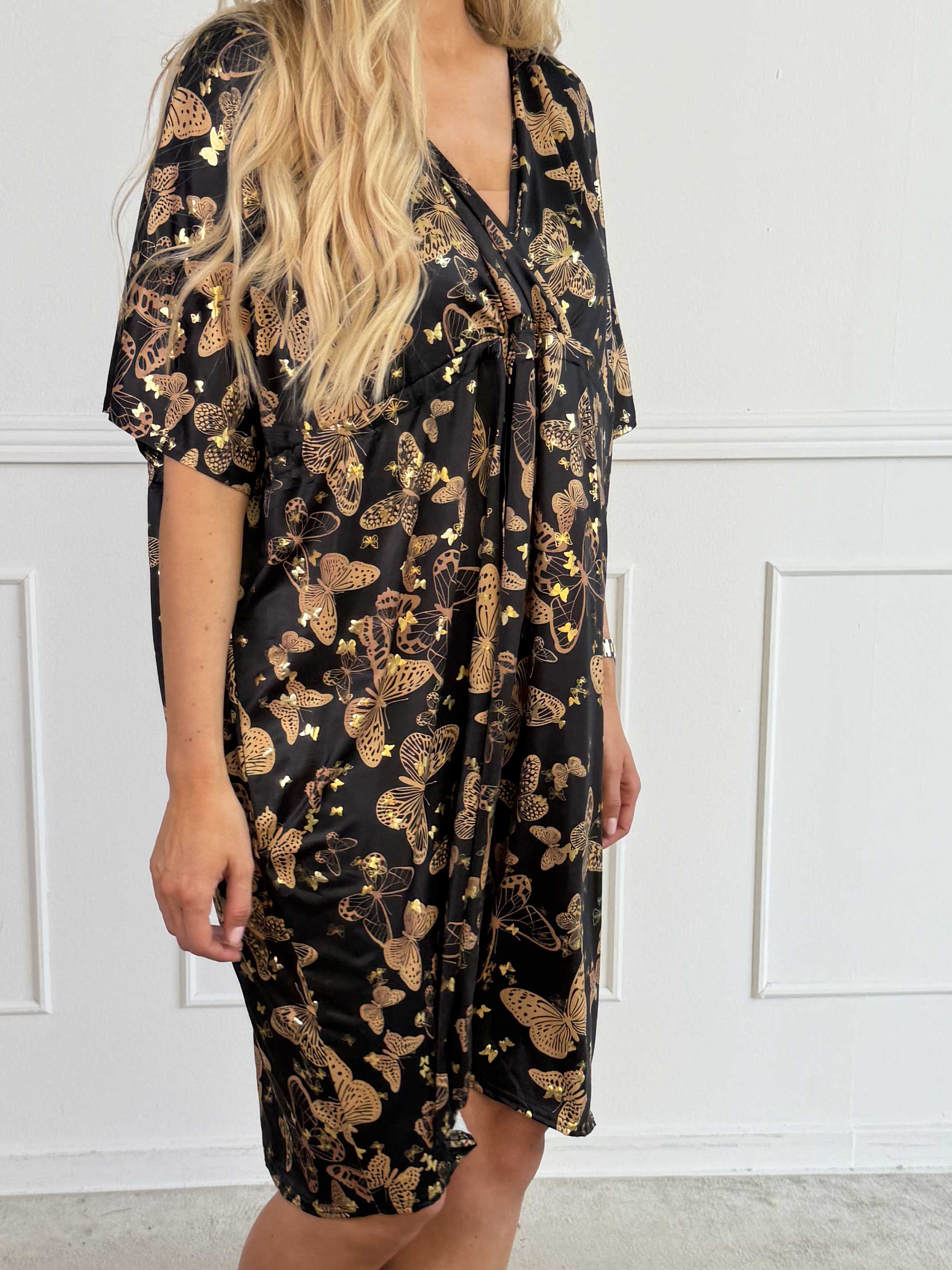 Nicolina Butterfly Short - Elastik kjole med sommerfugleprint og snøre under brystet
