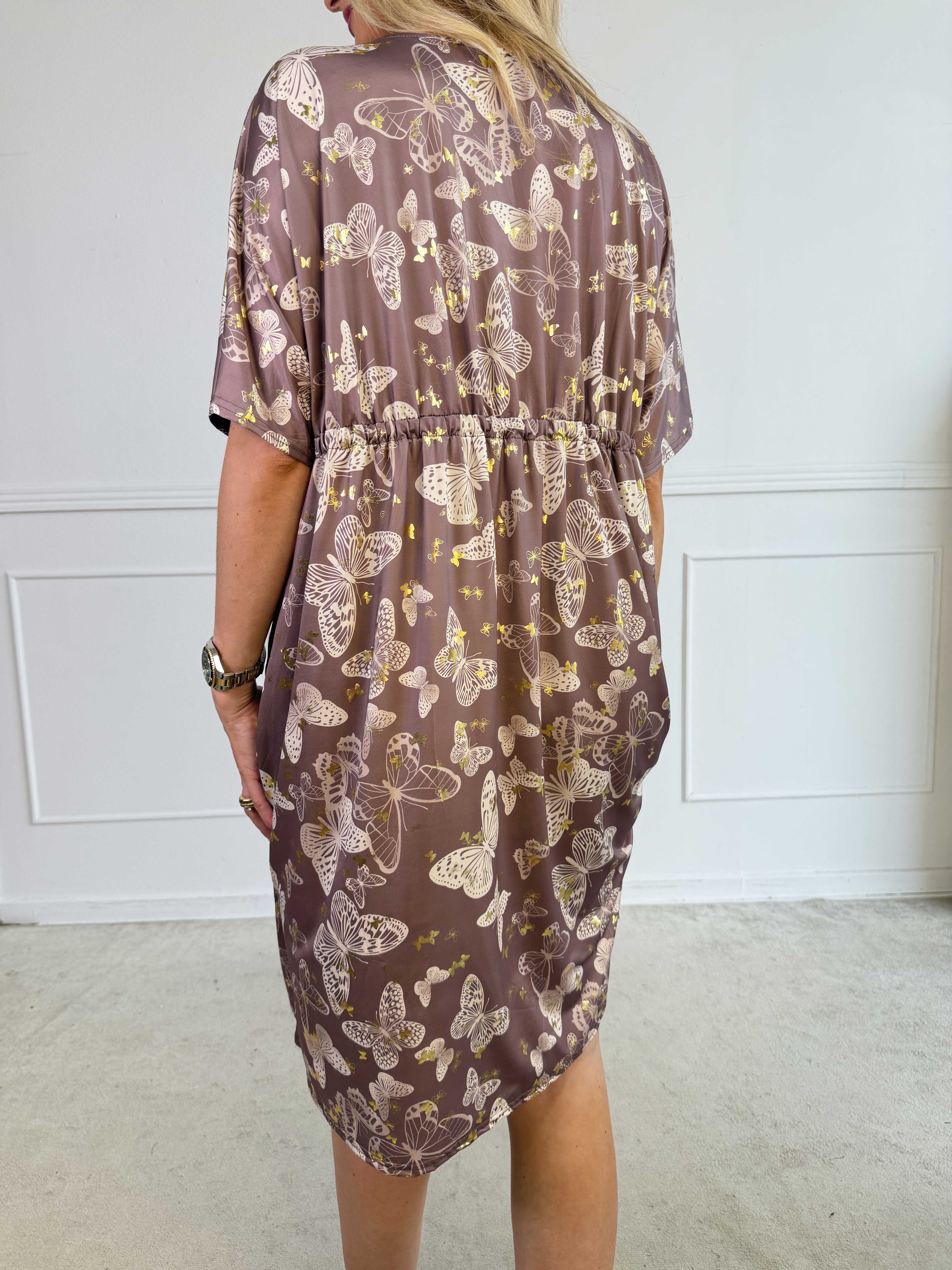 Nicolina Butterfly Short - Plus size kjole med sommerfugleprint og snøre under brystet
