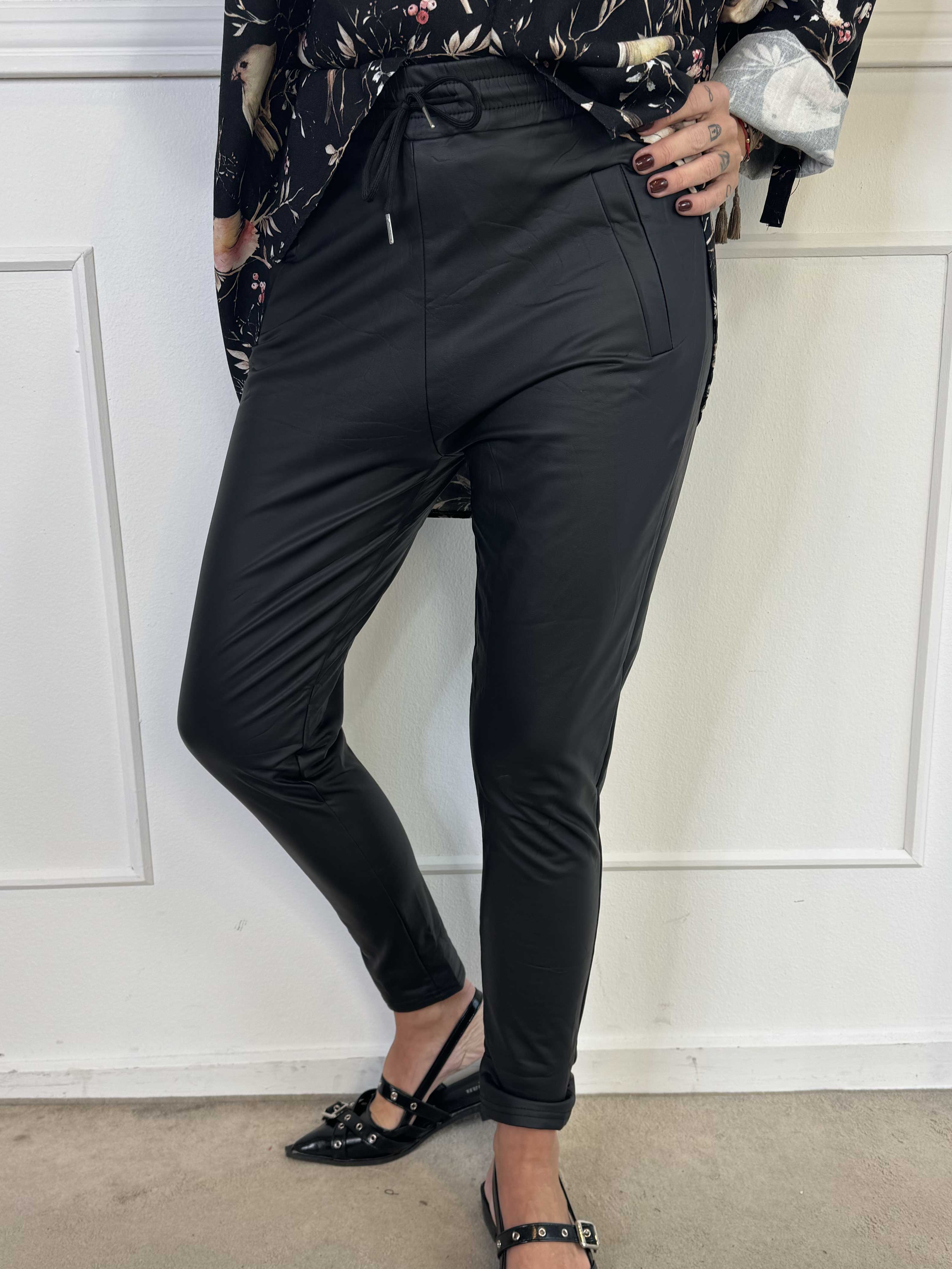 Niddi - Lösa byxor i läderlook