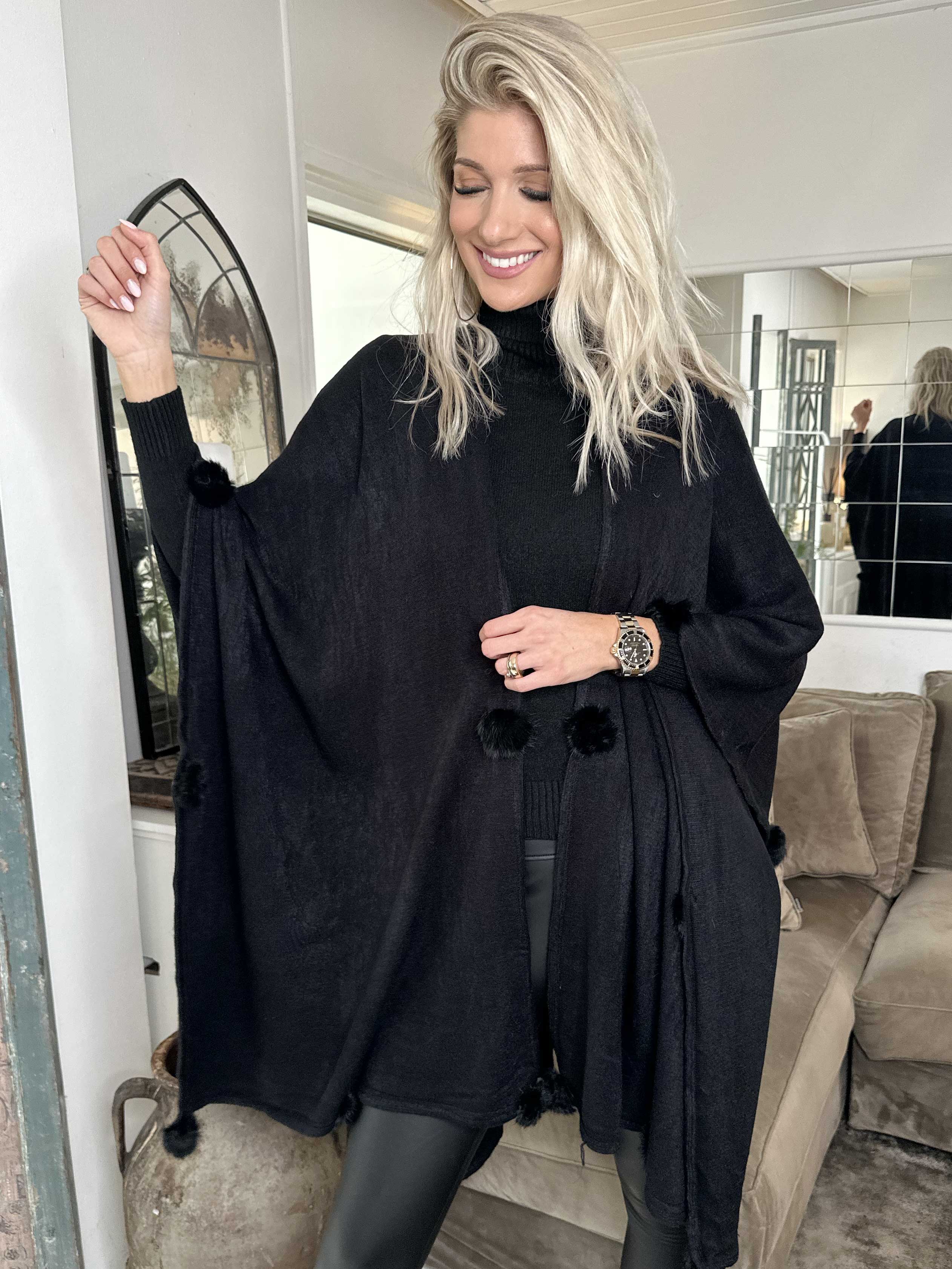 Nila - Lång varm poncho med pomponer