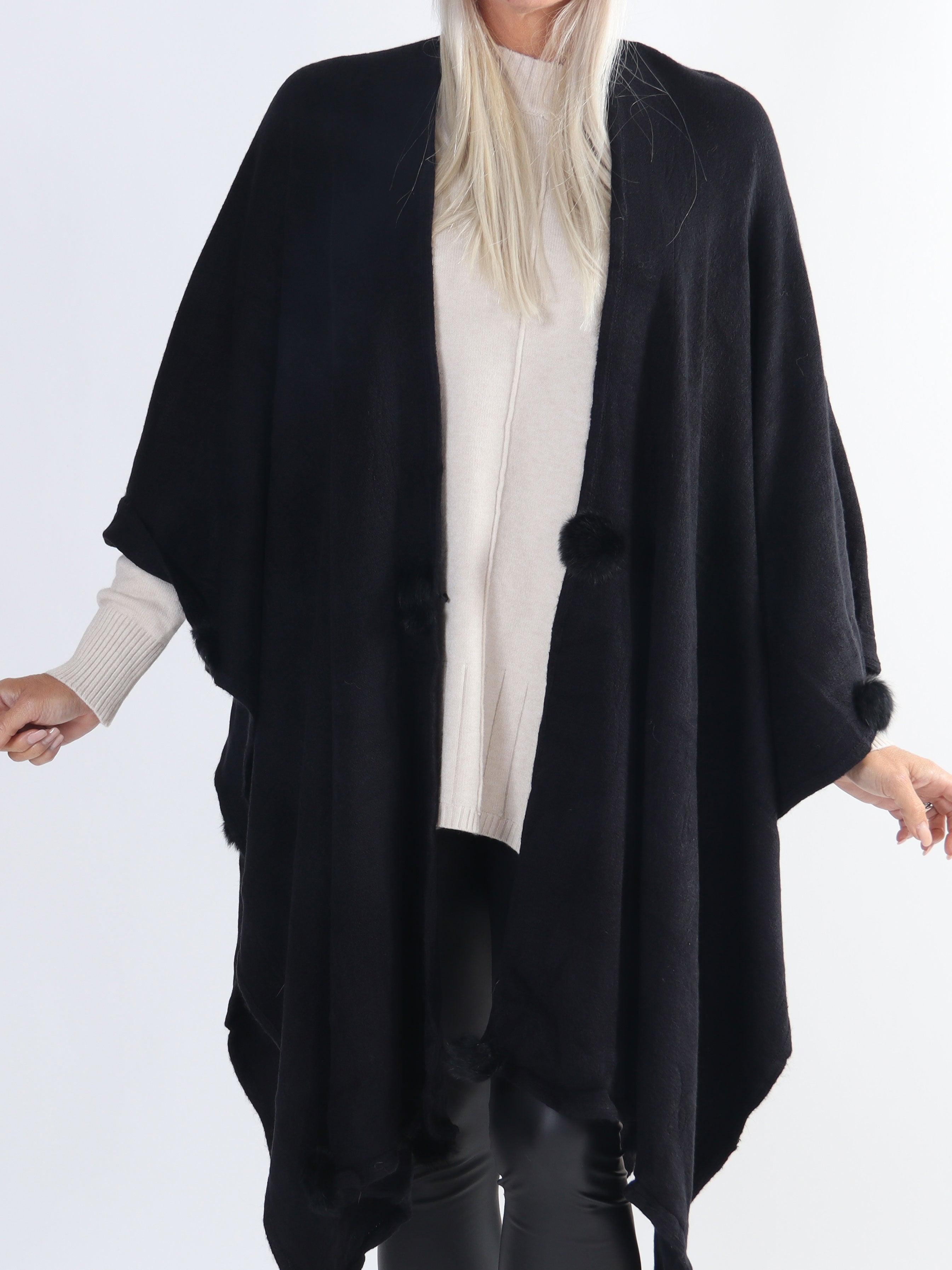 Nila - Lång varm plus size poncho med pomponer