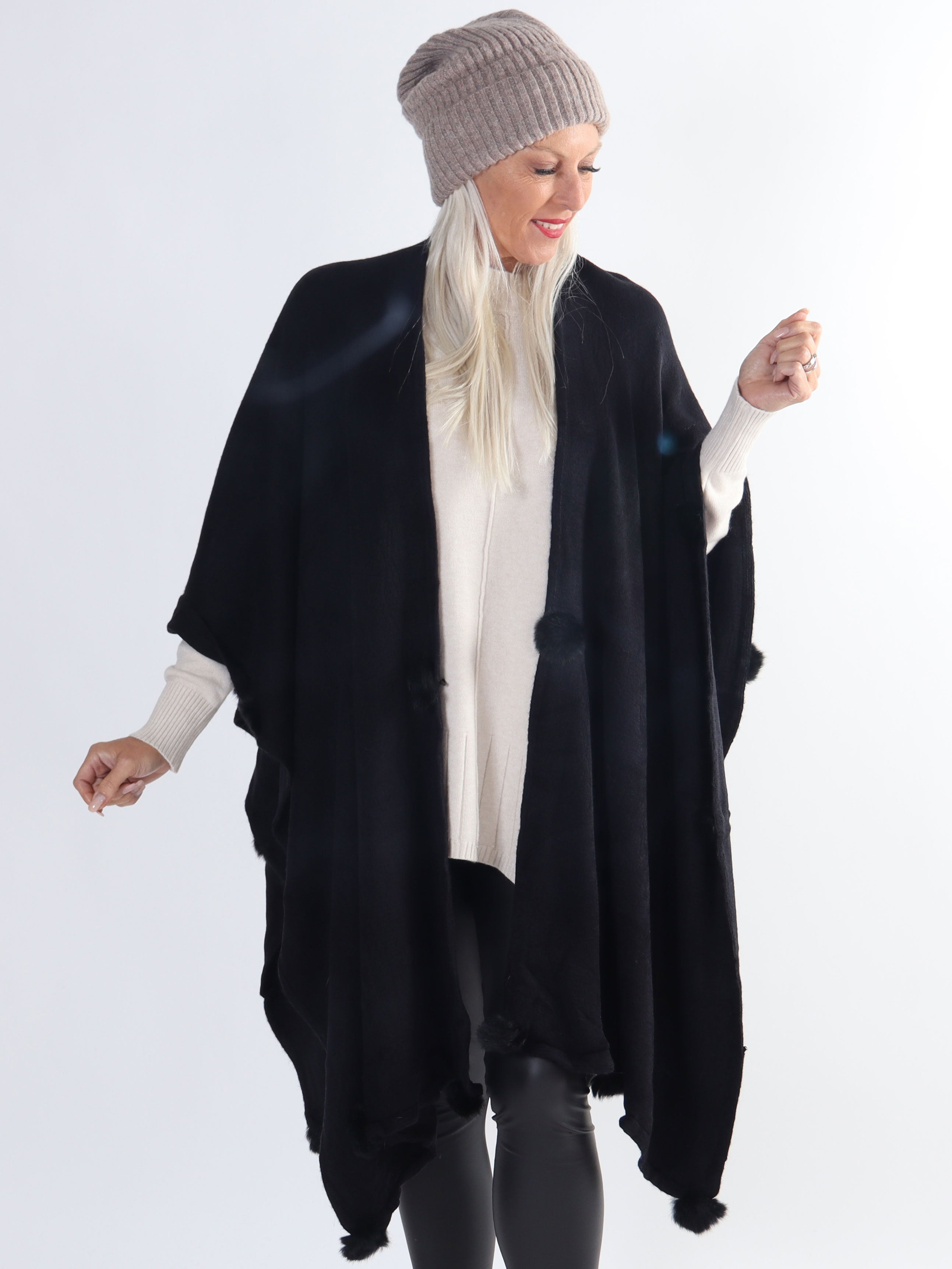 Nila - Lång varm plus size poncho med pomponer