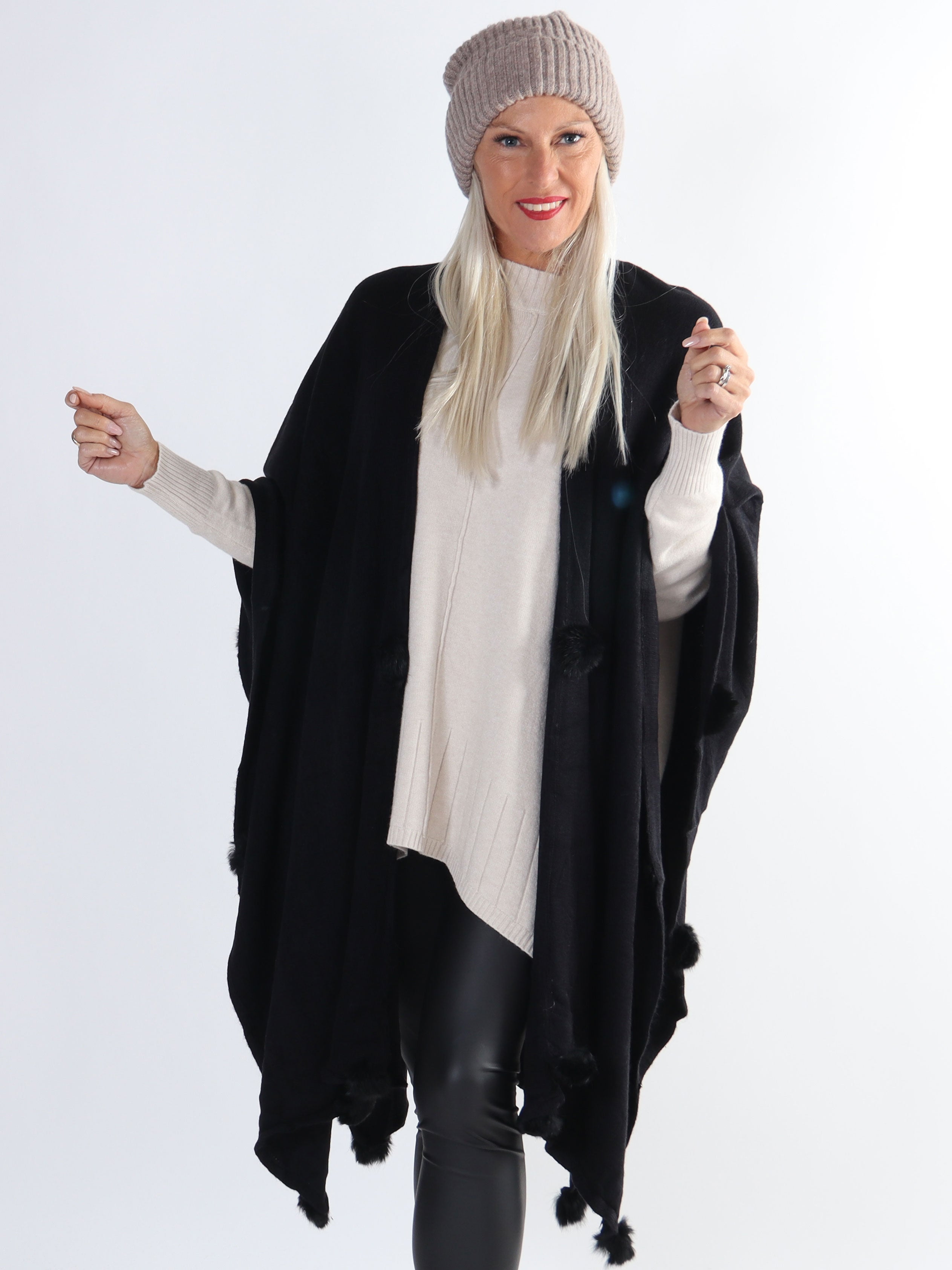 Nila - Lång varm plus size poncho med pomponer