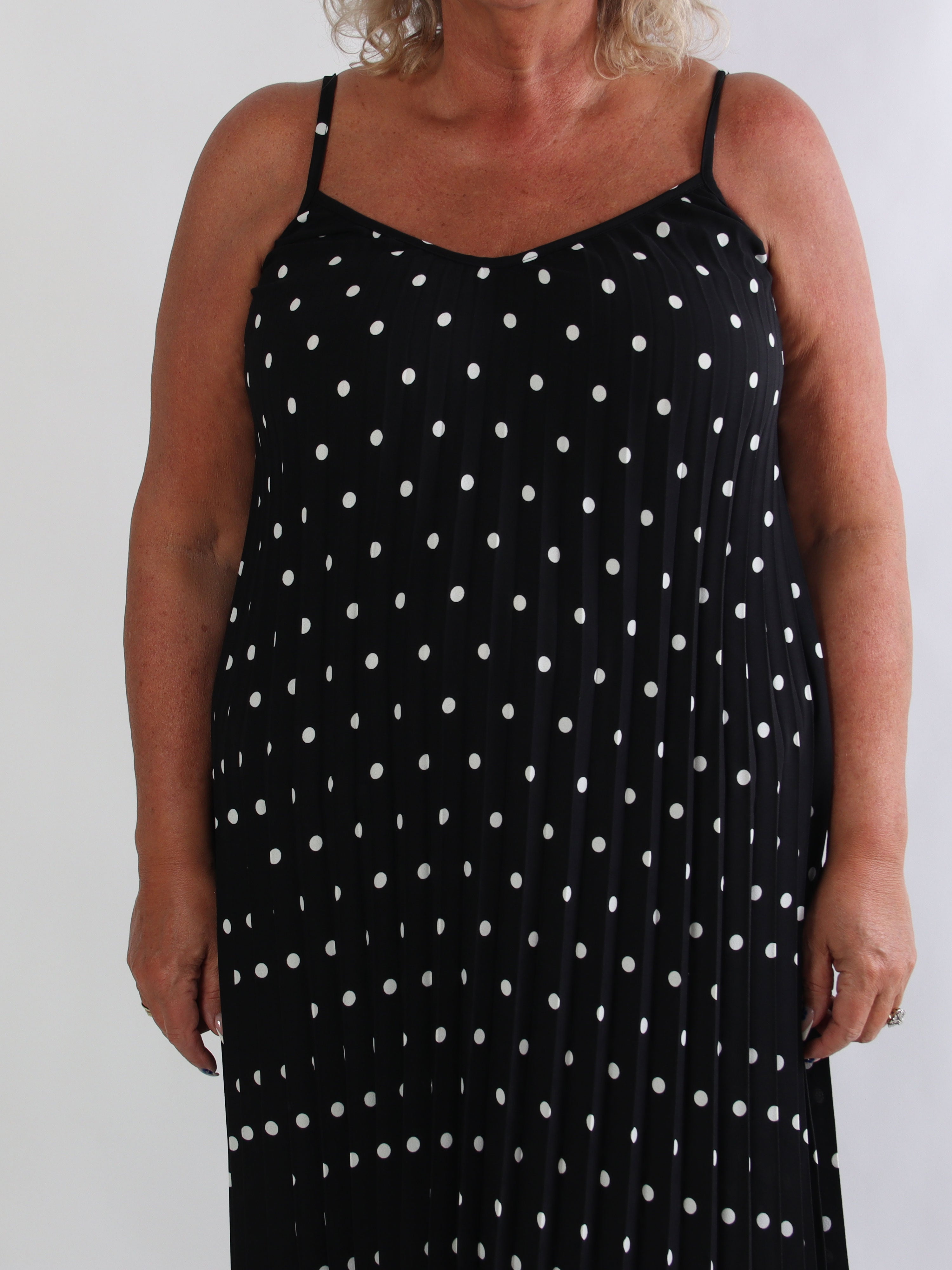 Nilsine - Lang prikket plus size stropkjole med plisseringer