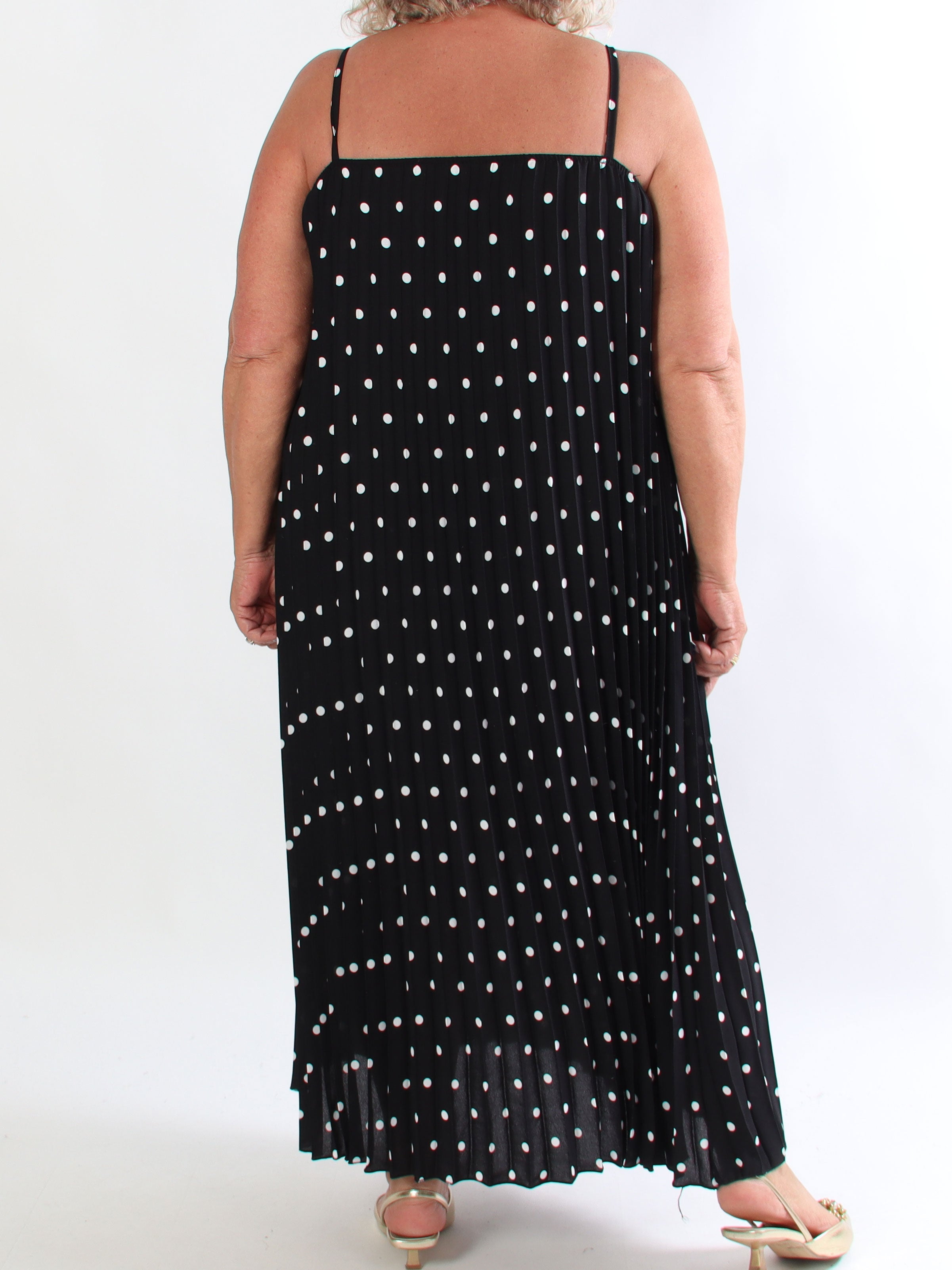 Nilsine - Lang prikket plus size stropkjole med plisseringer