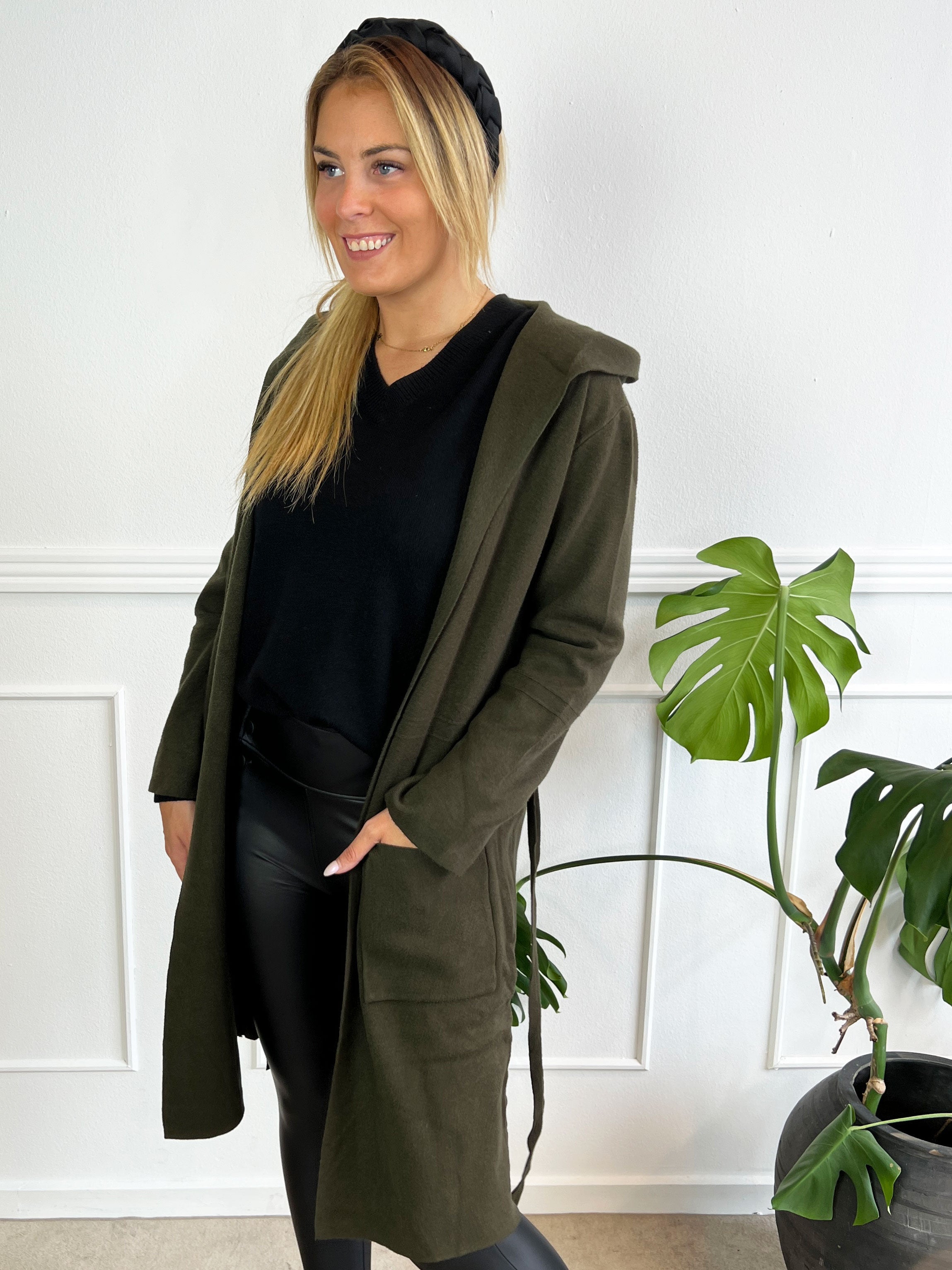 Nina -  Mjuk kofta med huva och knytband