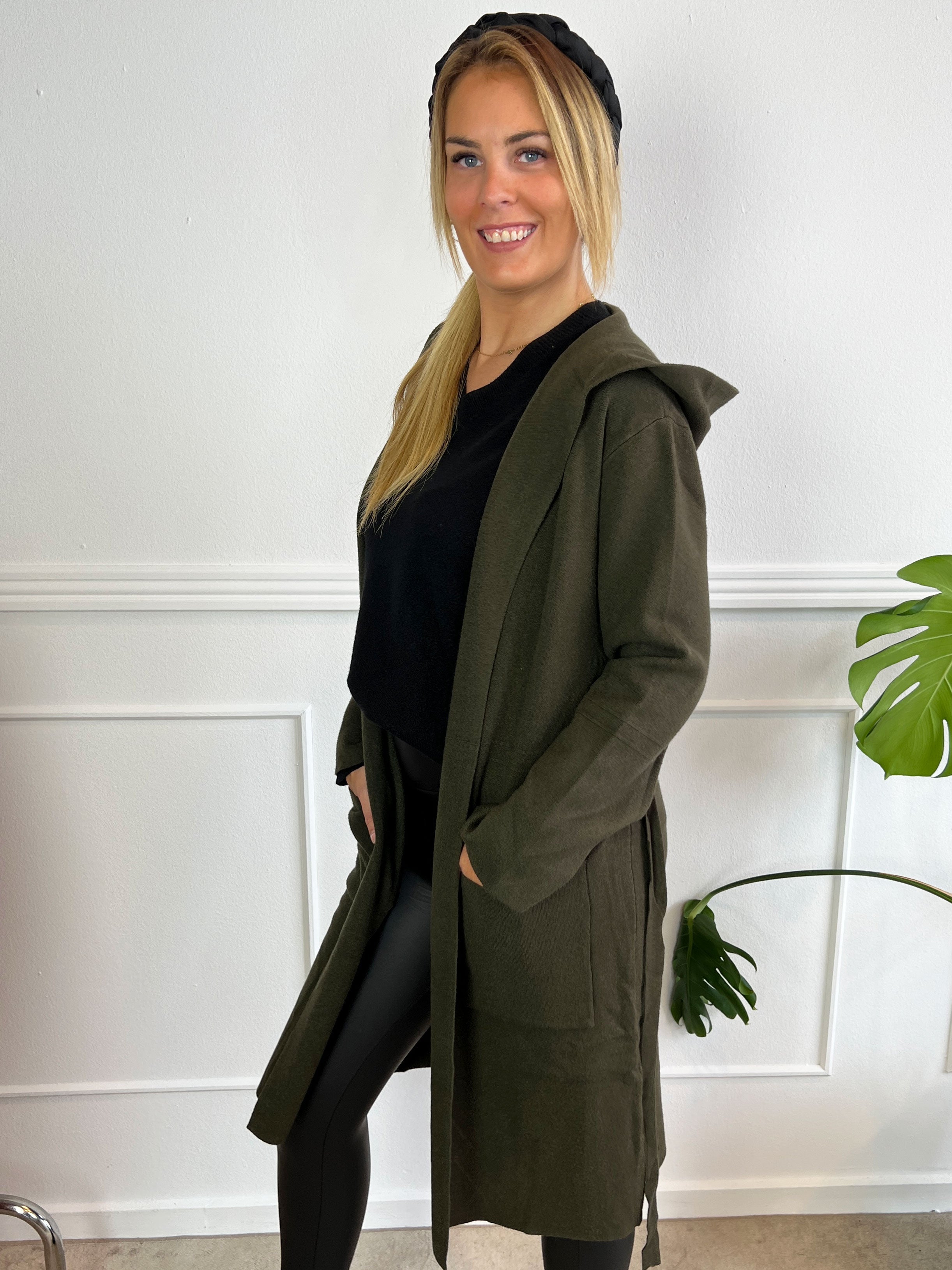 Nina -  Mjuk kofta med huva och knytband