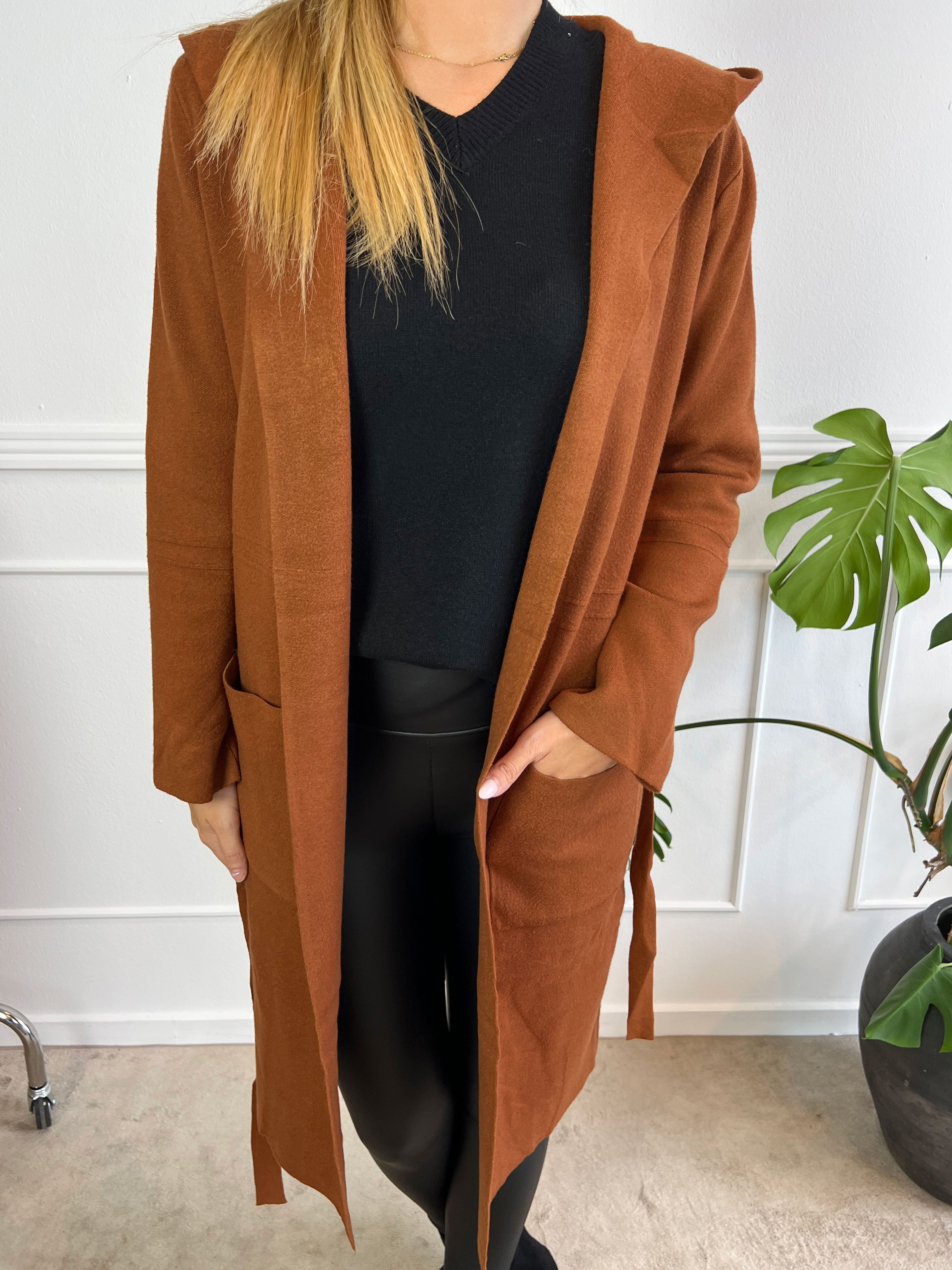 Nina -  Mjuk kofta med huva och knytband