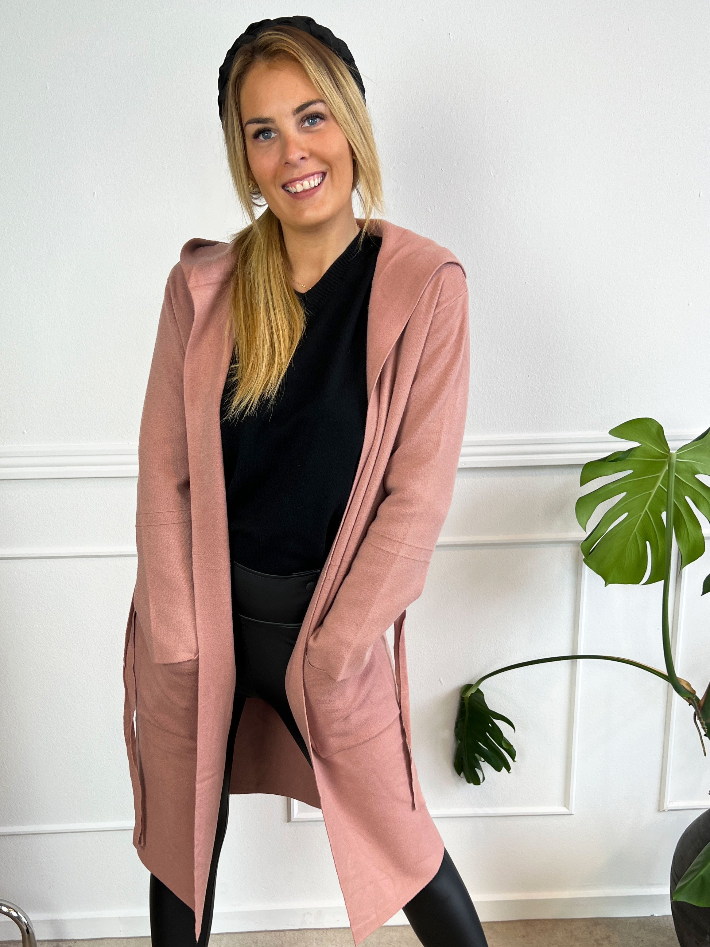 Nina -  Mjuk kofta med huva och knytband