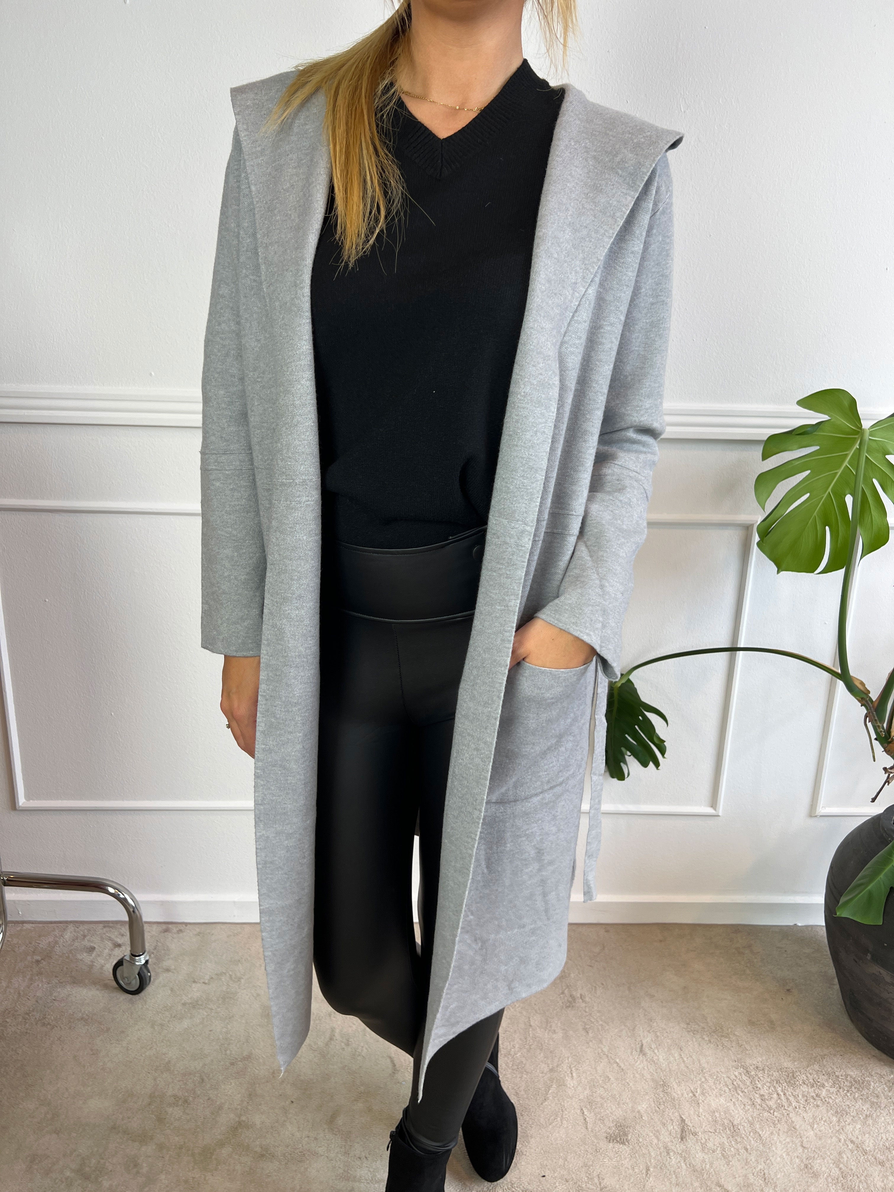 Nina -  Mjuk kofta med huva och knytband