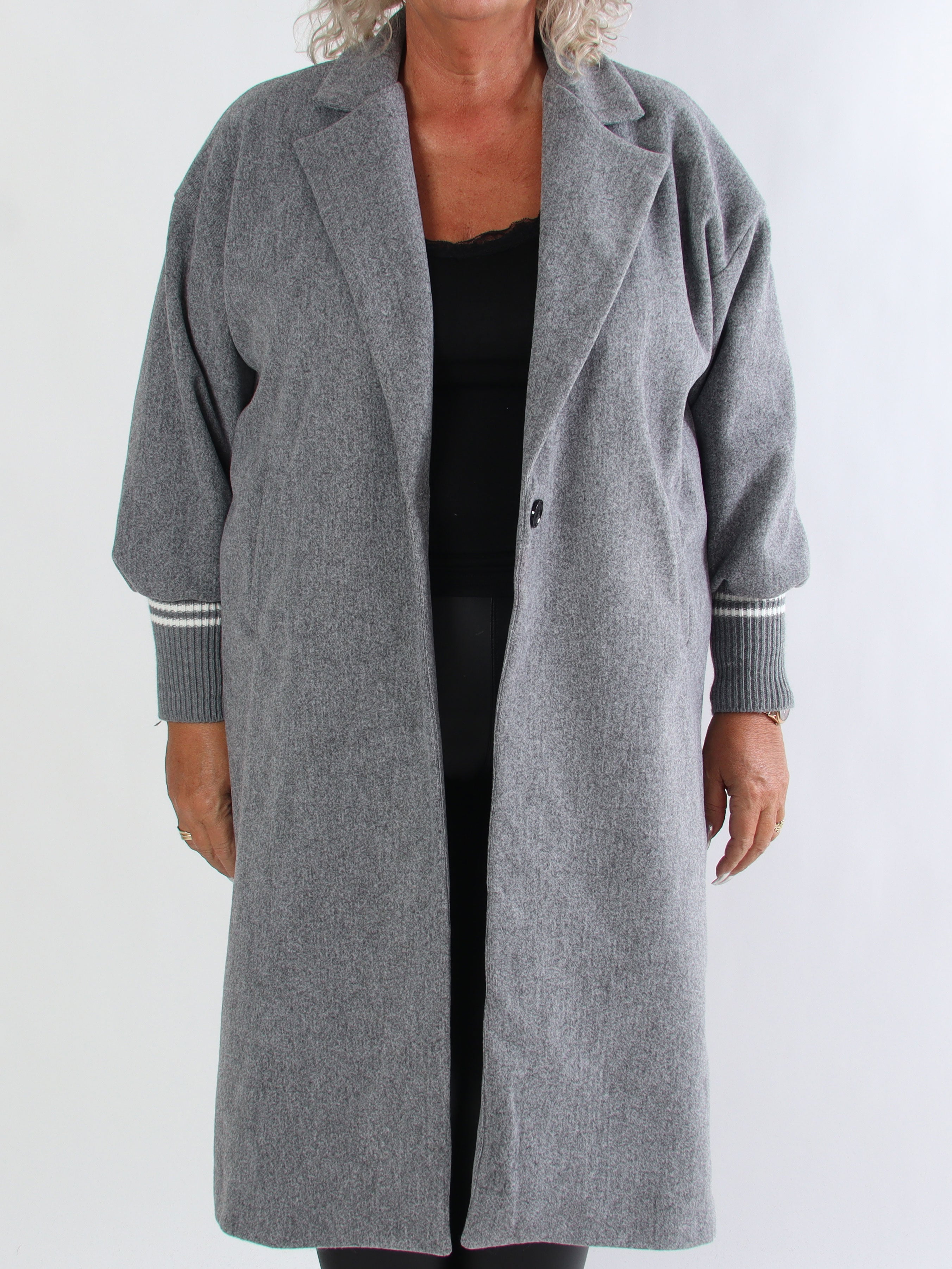 Nitas - Plus size övergångsjacka med stickad del på ärmen