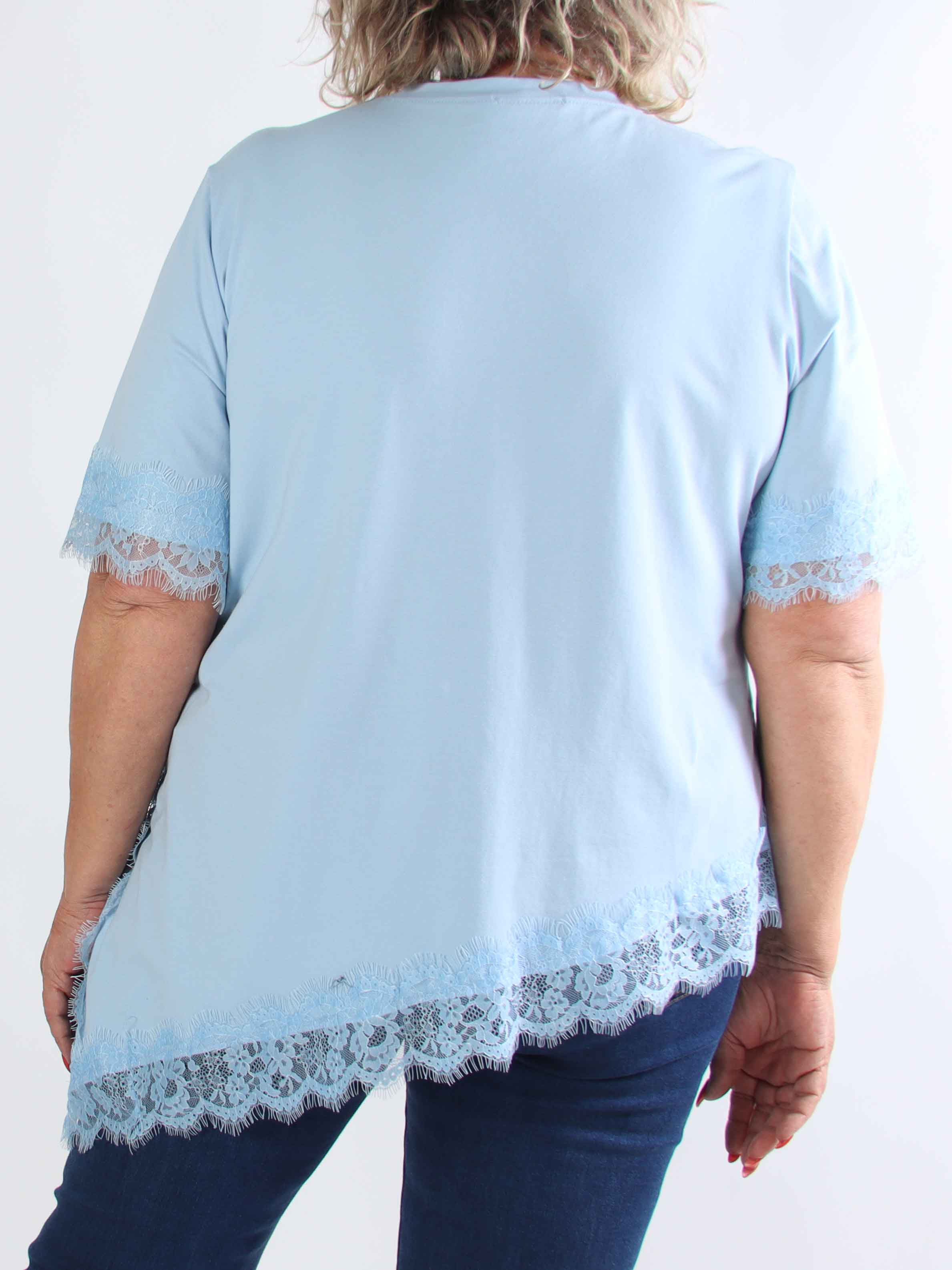 Nitza - Plus size t-shirt i bomuld med skråtskåret bund og elegante blondekanter