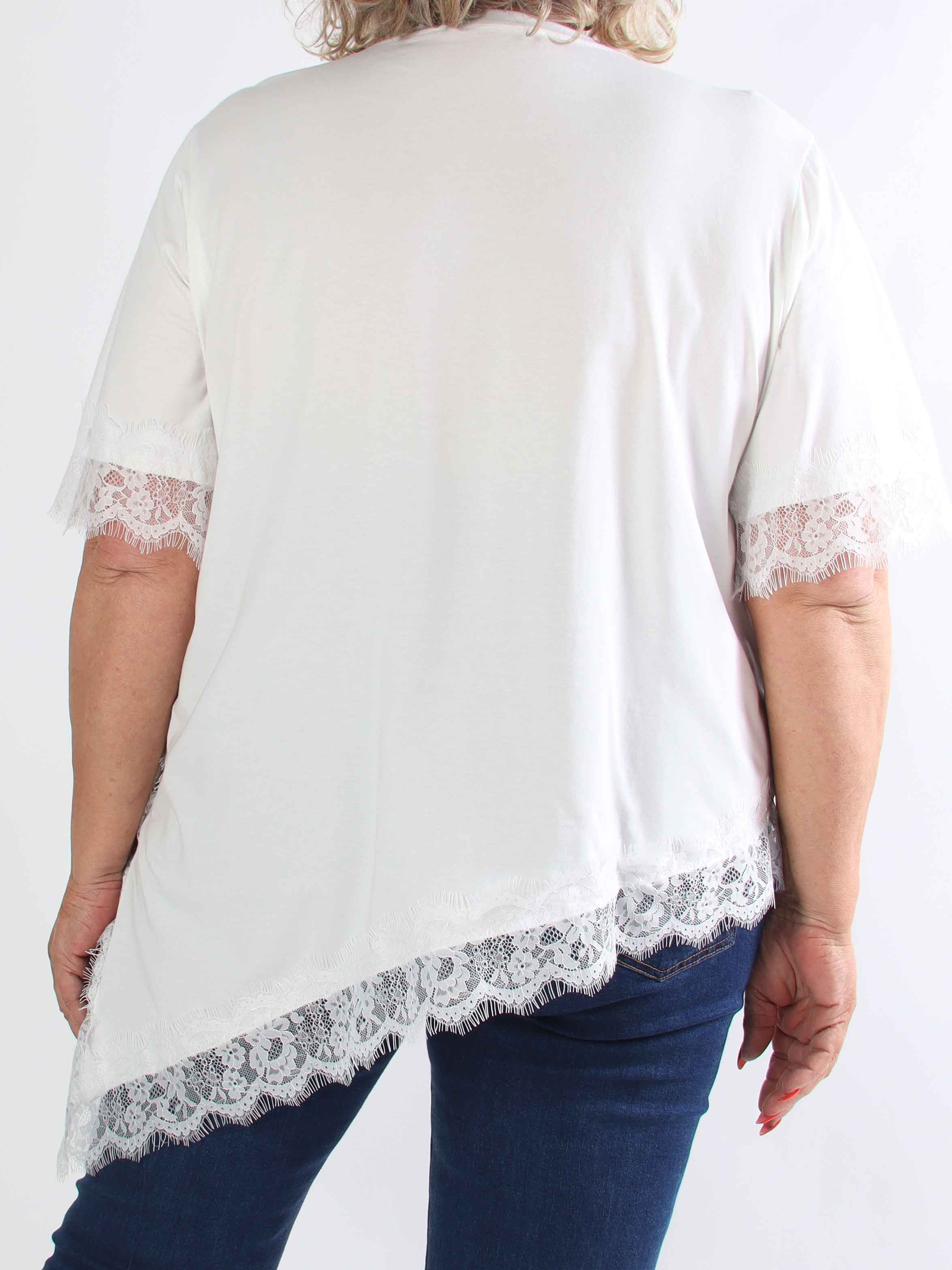 Nitza - Plus size t-shirt i bomuld med skråtskåret bund og elegante blondekanter