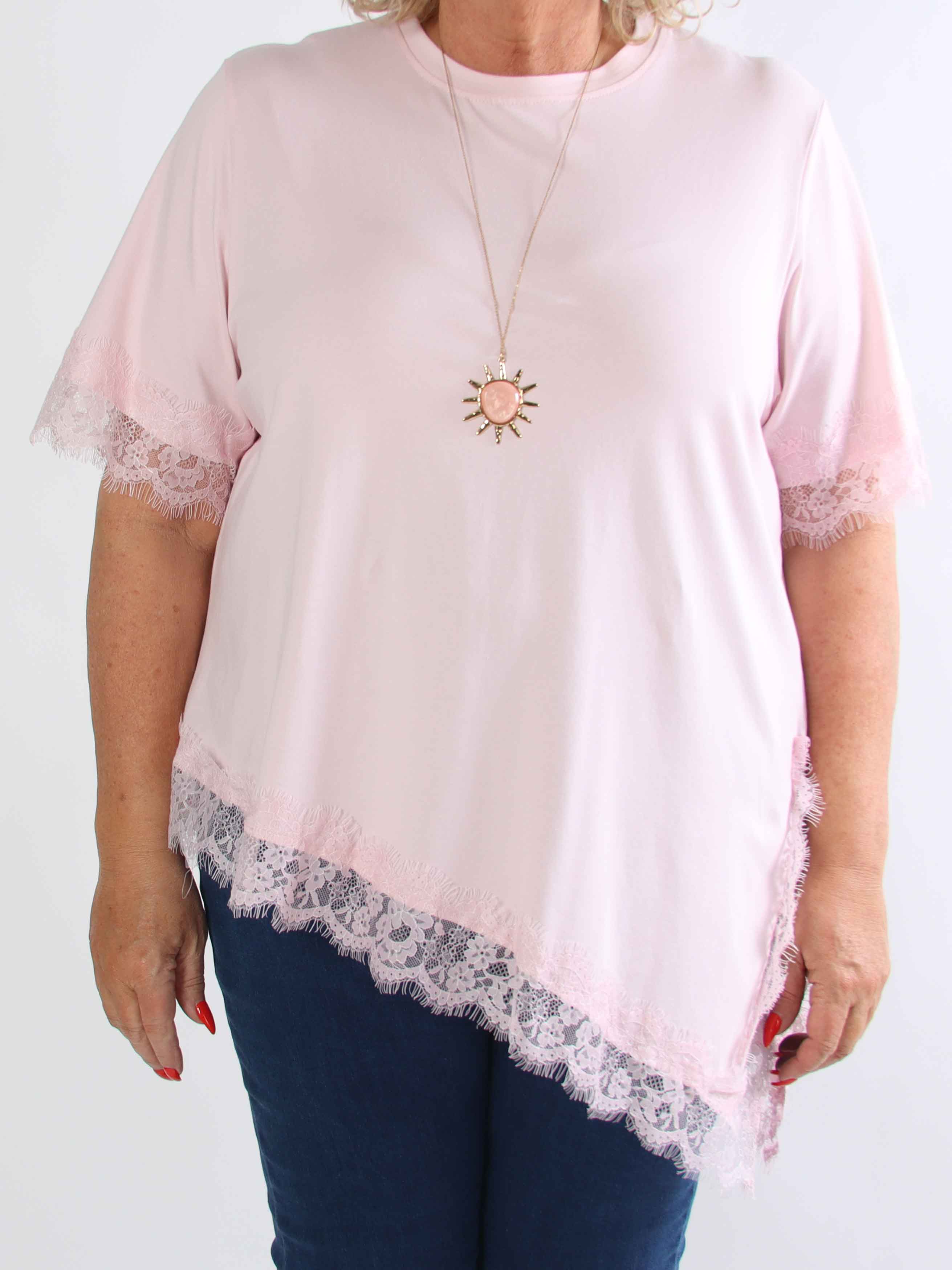 Nitza - Plus size t-shirt i bomuld med skråtskåret bund og elegante blondekanter