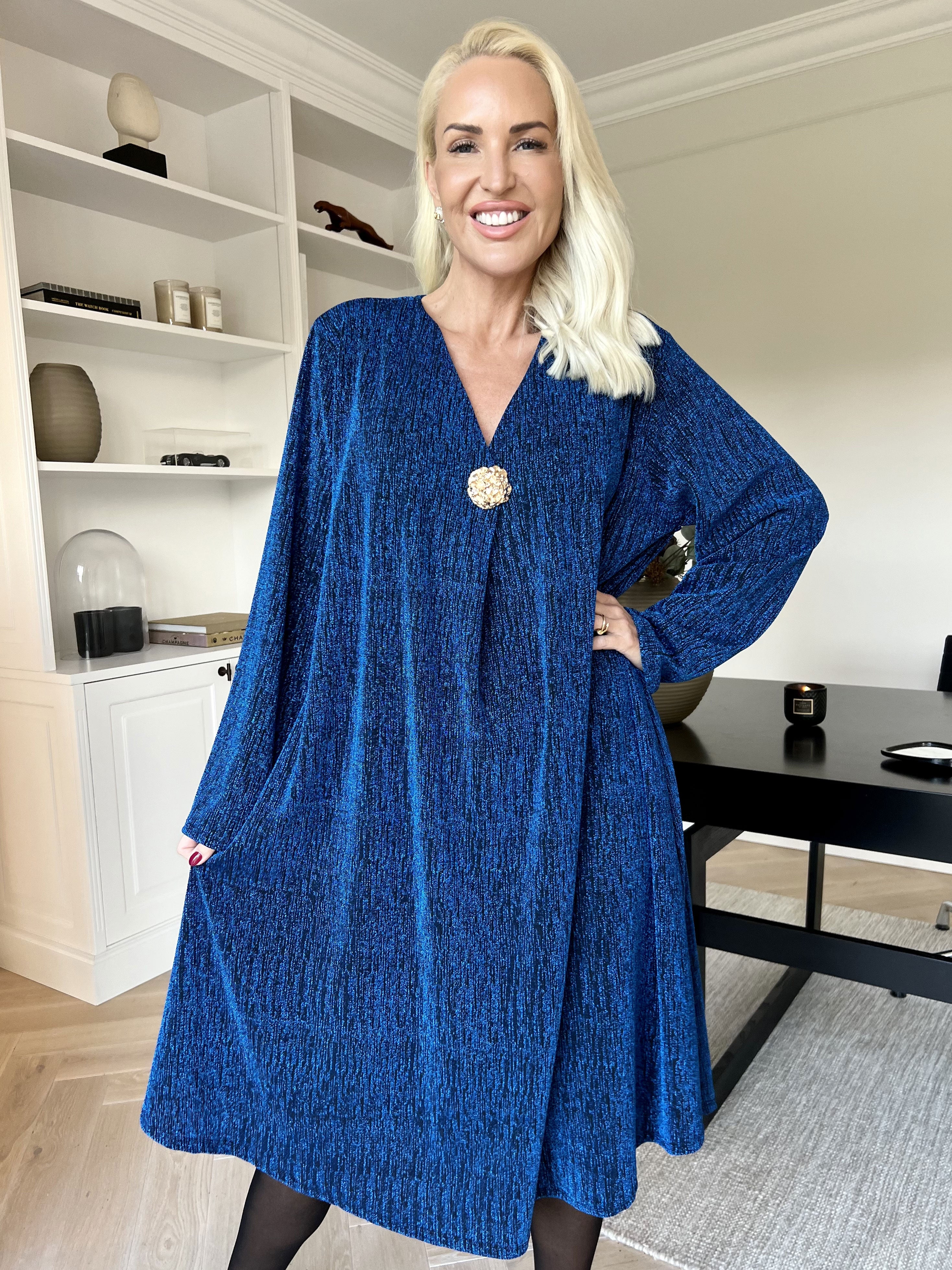 Noelia - Klänning med glittertråd och guldbrosch