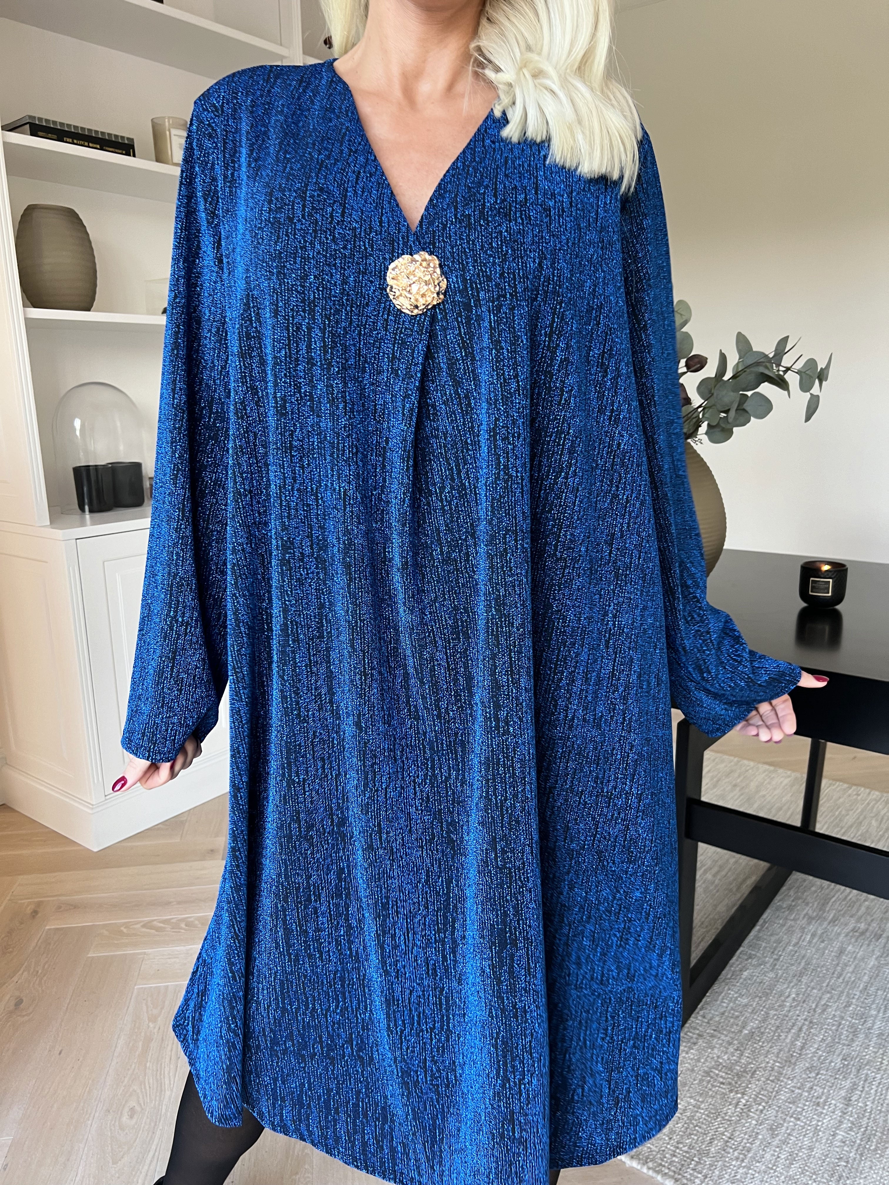 Noelia - Klänning med glittertråd och guldbrosch