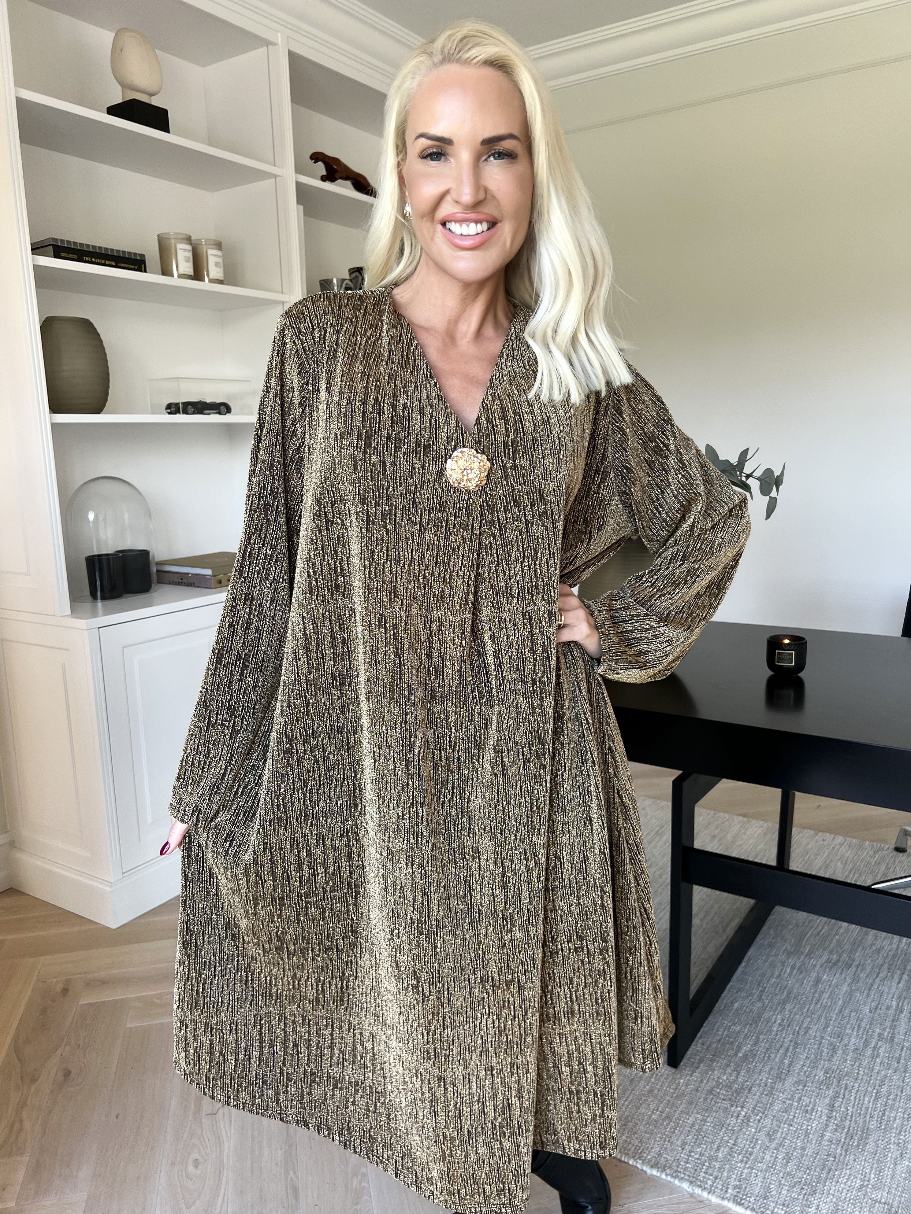 Noelia - Klänning med glittertråd och guldbrosch