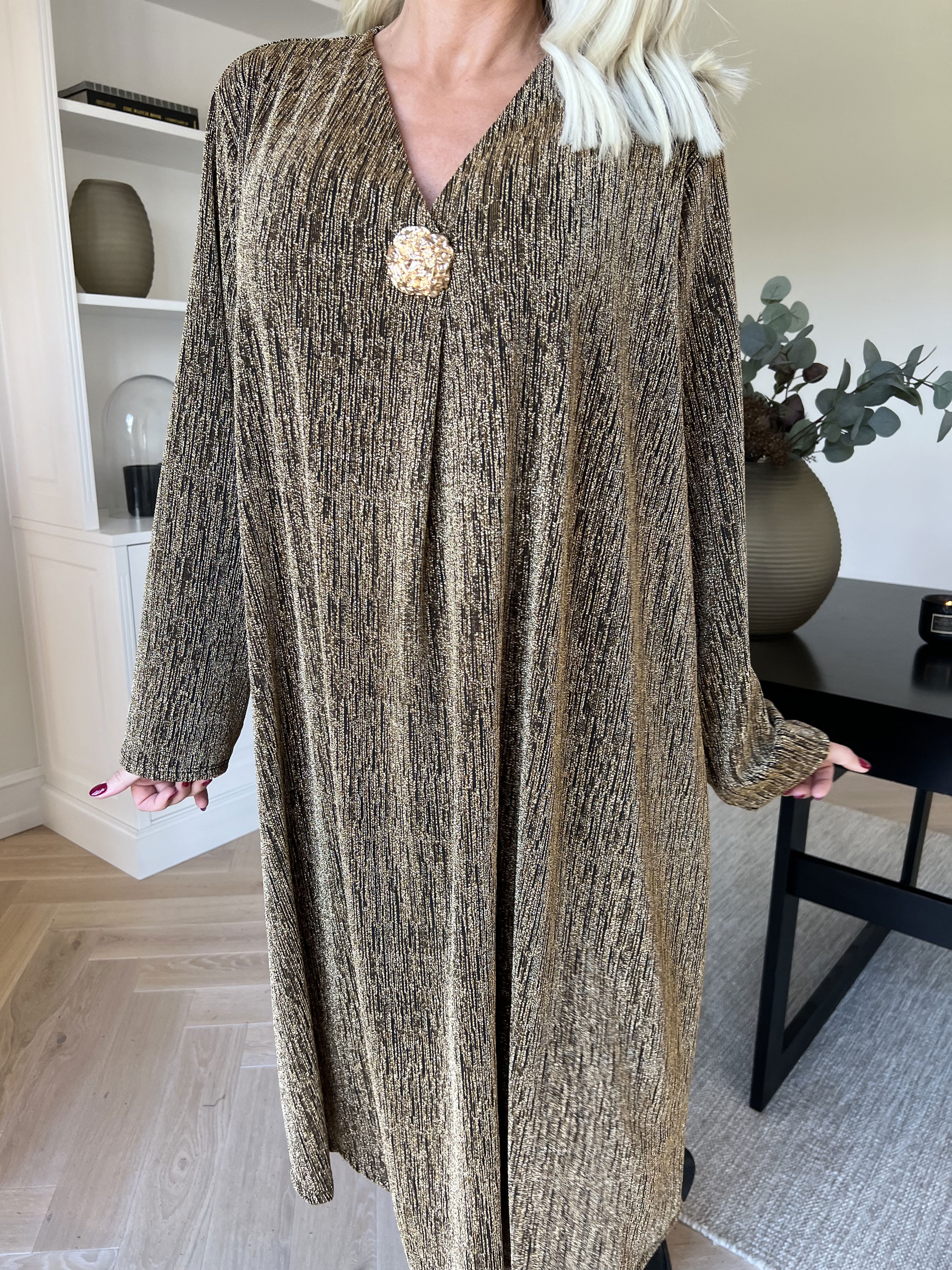 Noelia - Klänning med glittertråd och guldbrosch