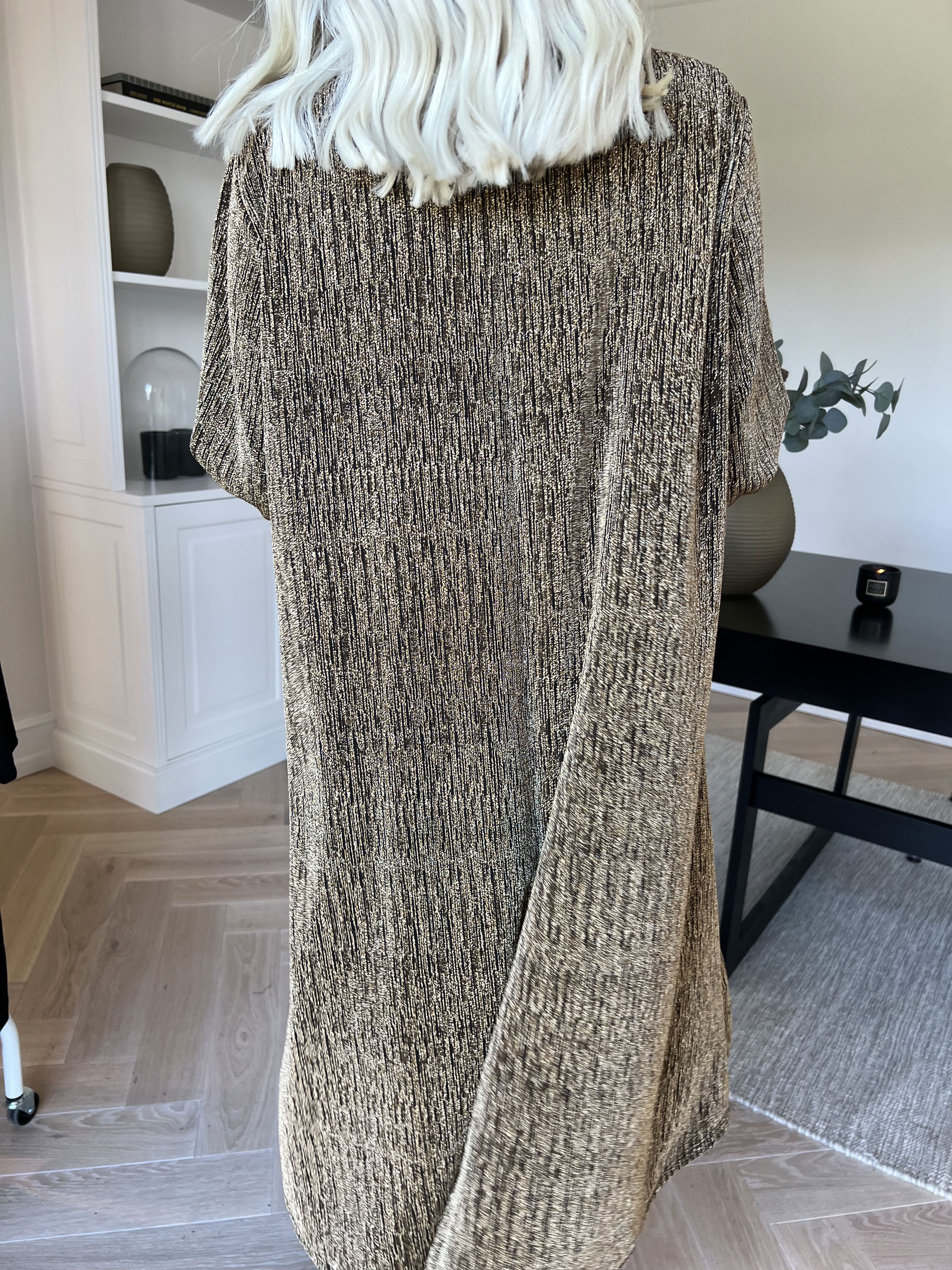 Noelia - Klänning med glittertråd och guldbrosch