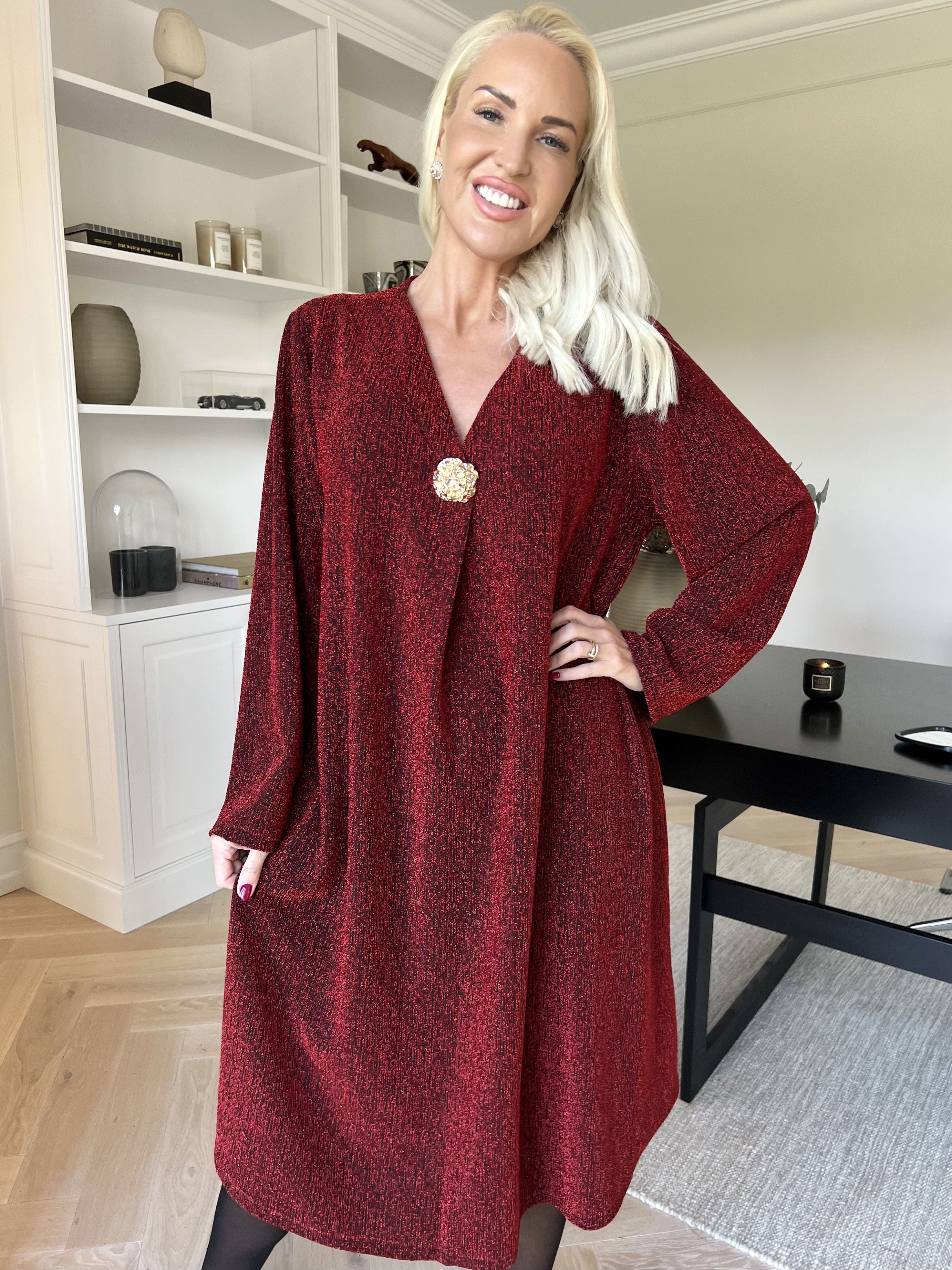 Noelia - Klänning med glittertråd och guldbrosch