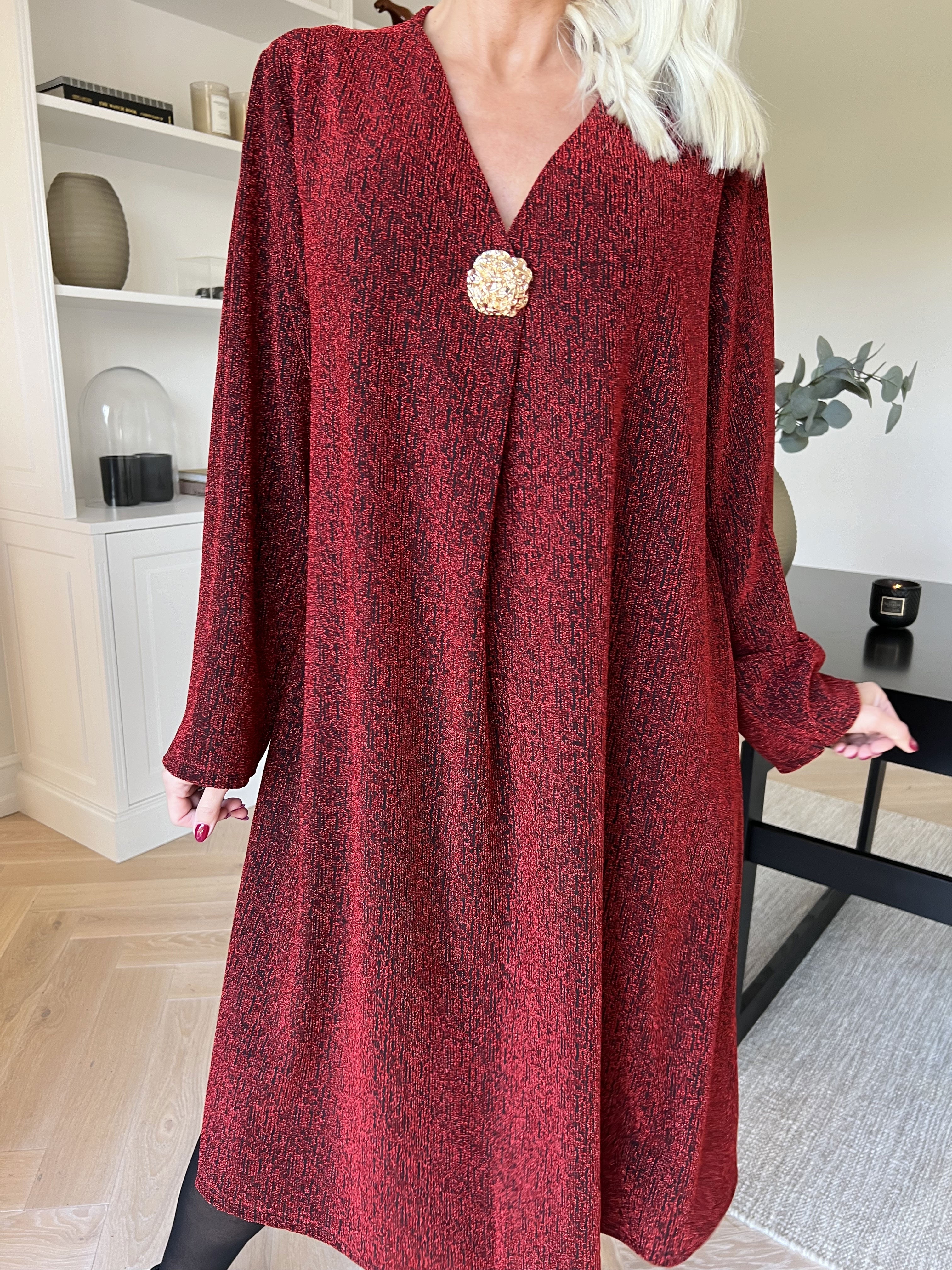 Noelia - Klänning med glittertråd och guldbrosch