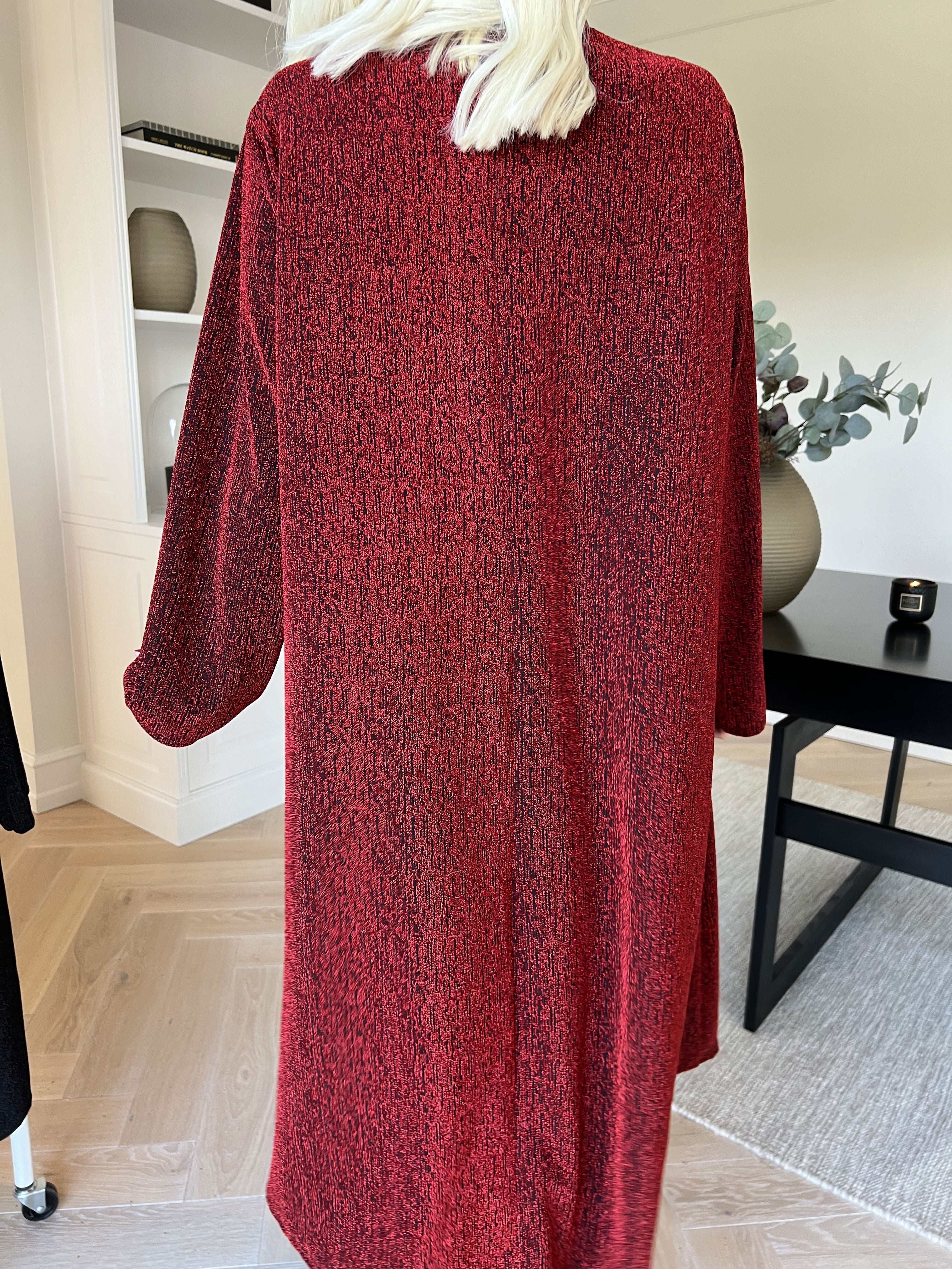 Noelia - Klänning med glittertråd och guldbrosch