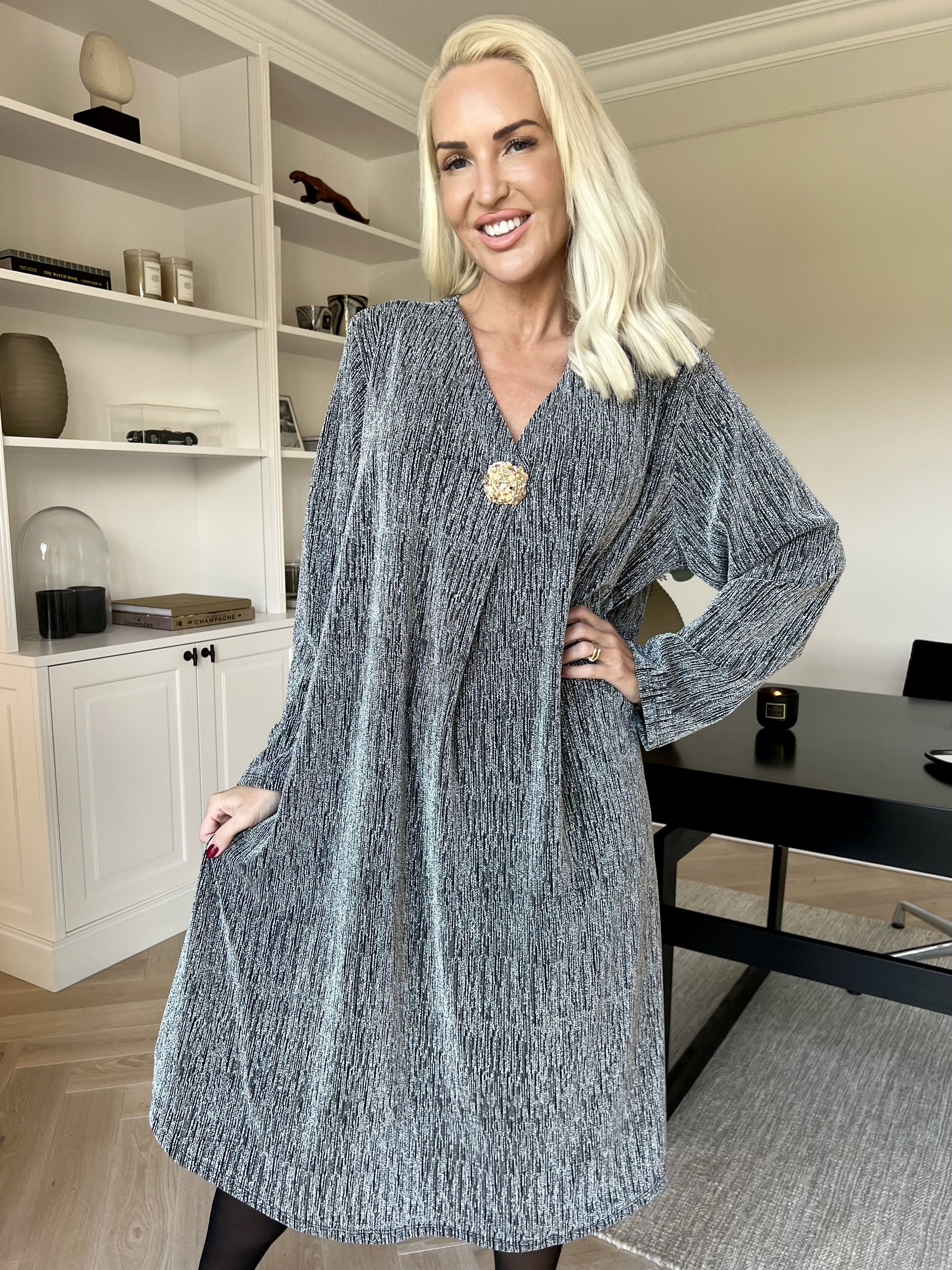 Noelia - Klänning med glittertråd och guldbrosch