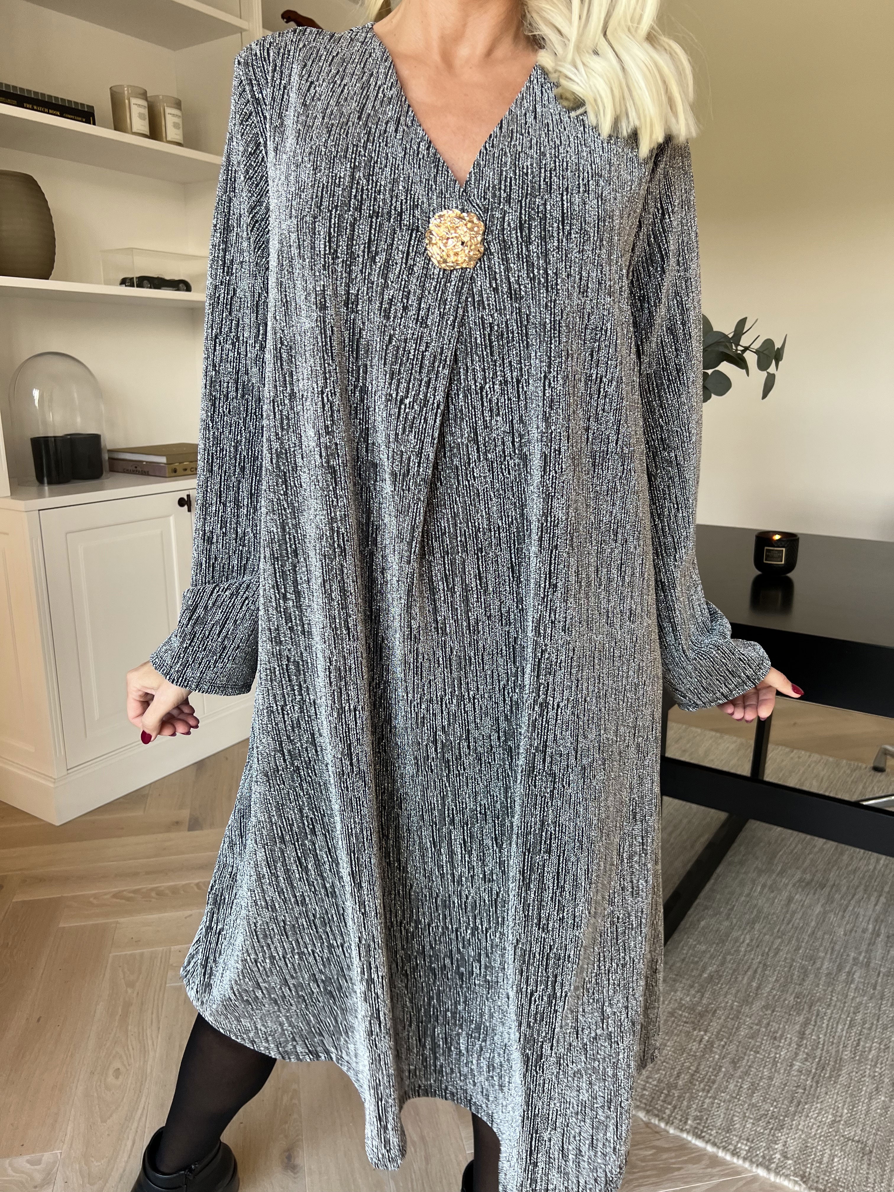 Noelia - Klänning med glittertråd och guldbrosch