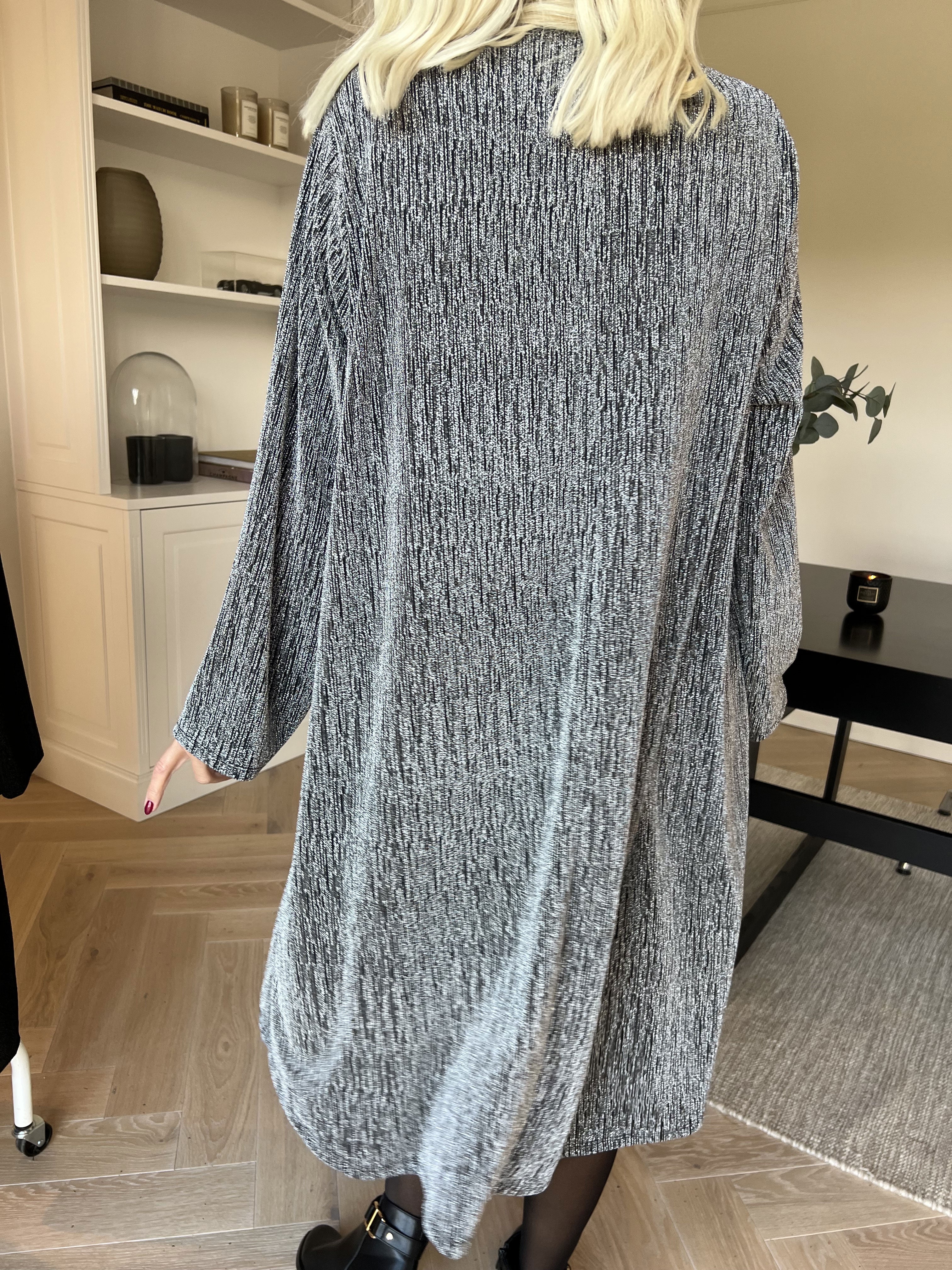 Noelia - Klänning med glittertråd och guldbrosch