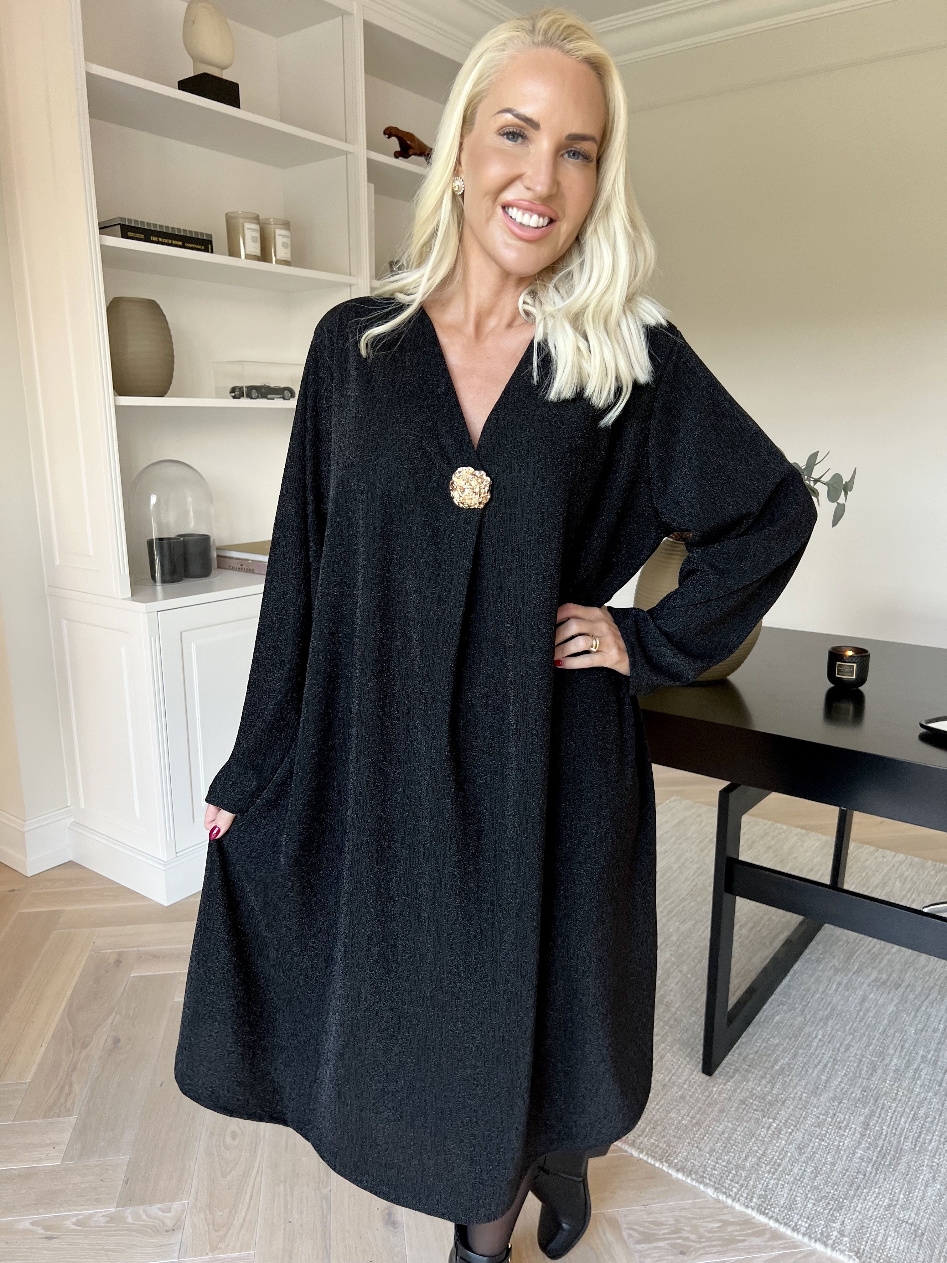 Noelia - Klänning med glittertråd och guldbrosch