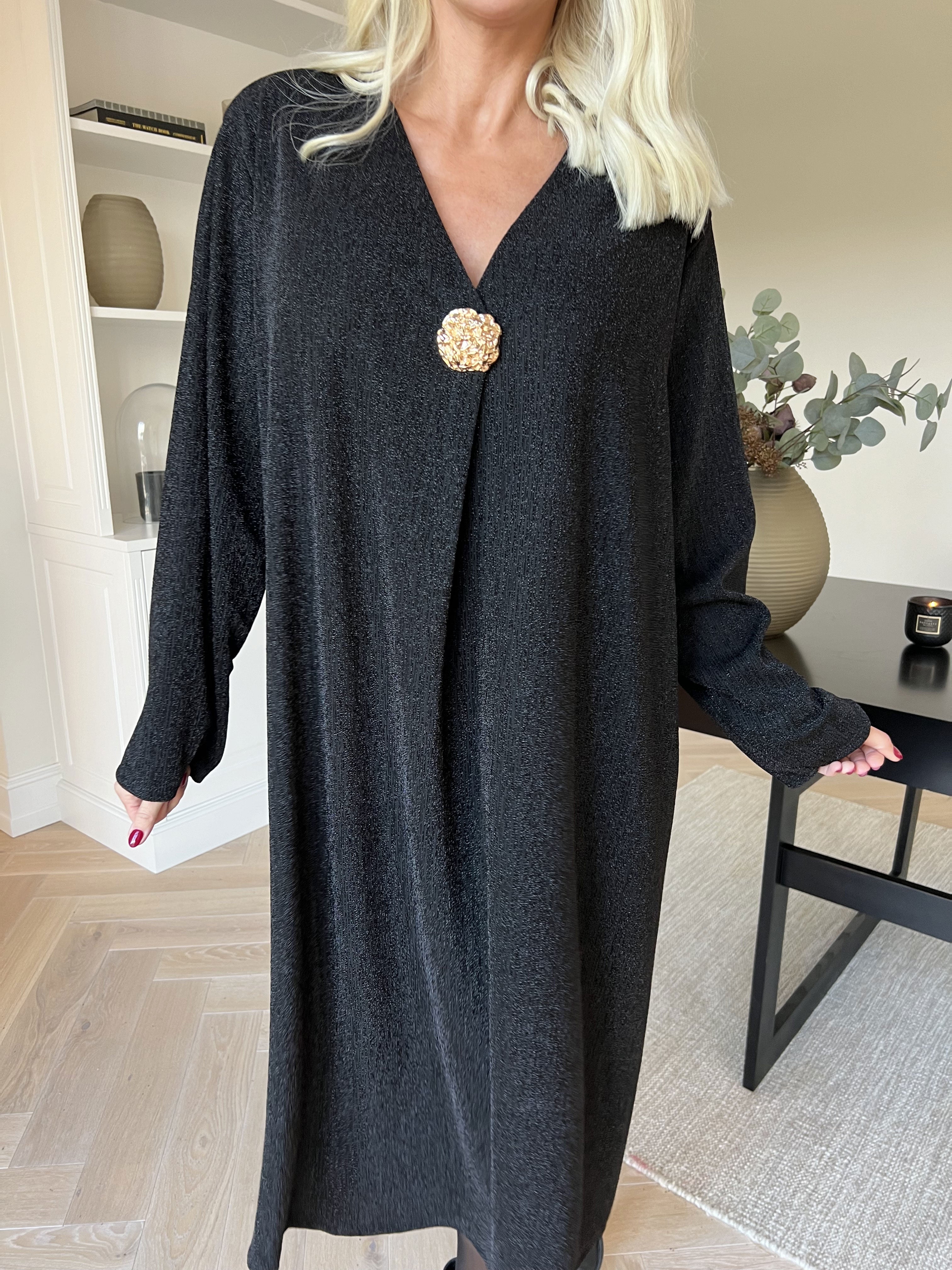 Noelia - Klänning med glittertråd och guldbrosch