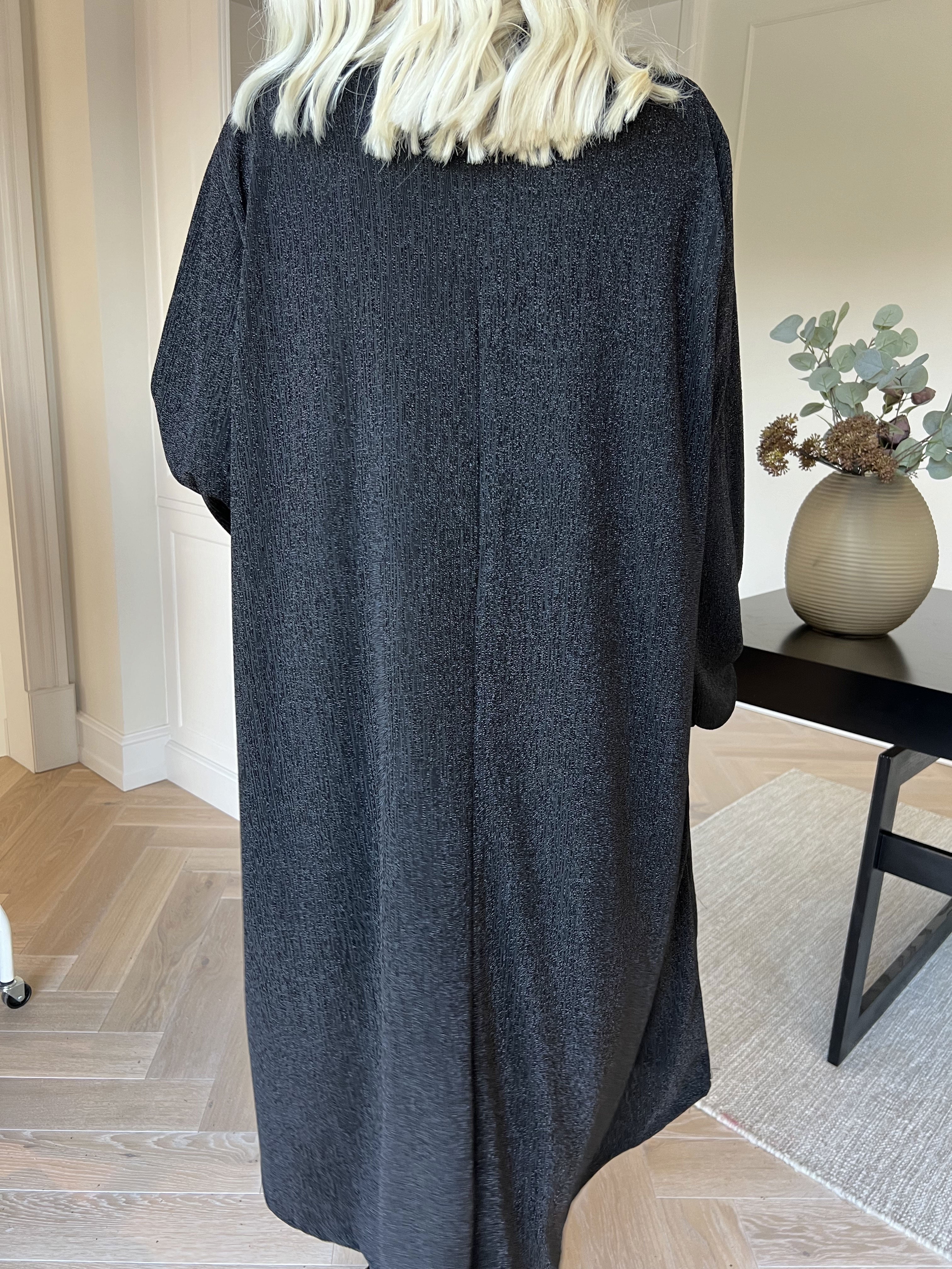 Noelia - Klänning med glittertråd och guldbrosch