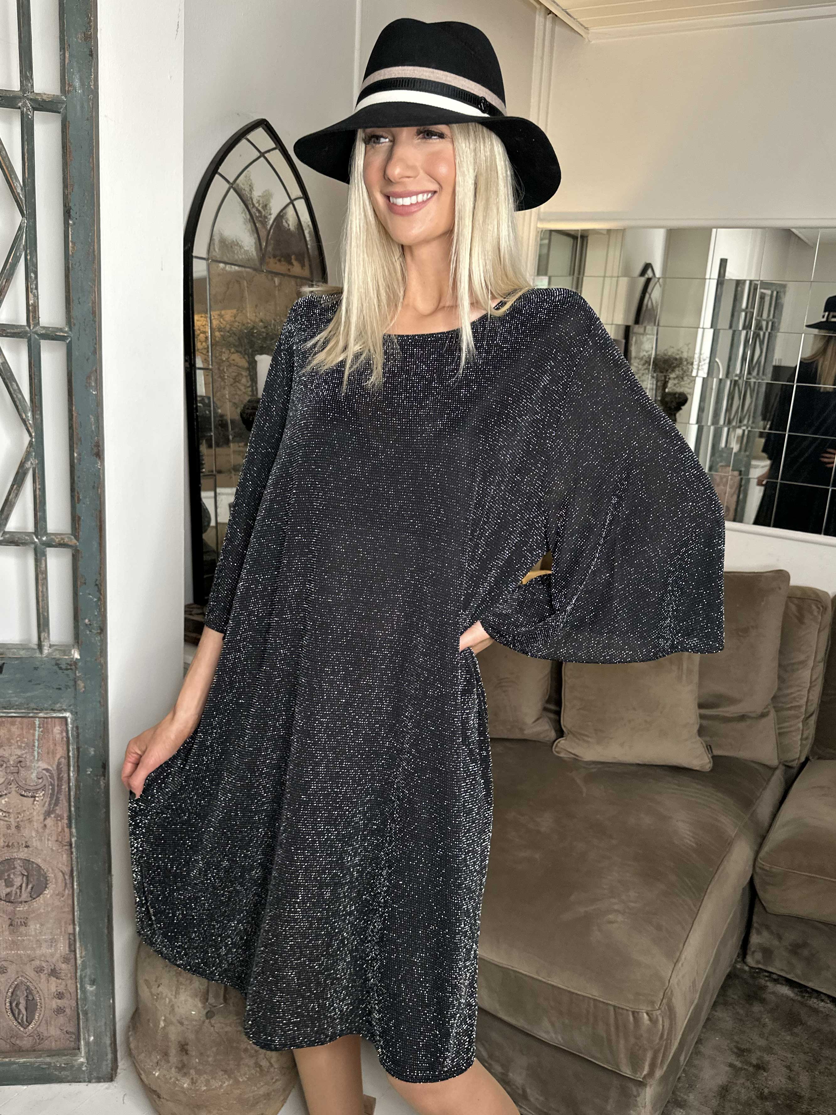 Noemi Glitter - Lös klänning med vida ärmar och glittertrådar