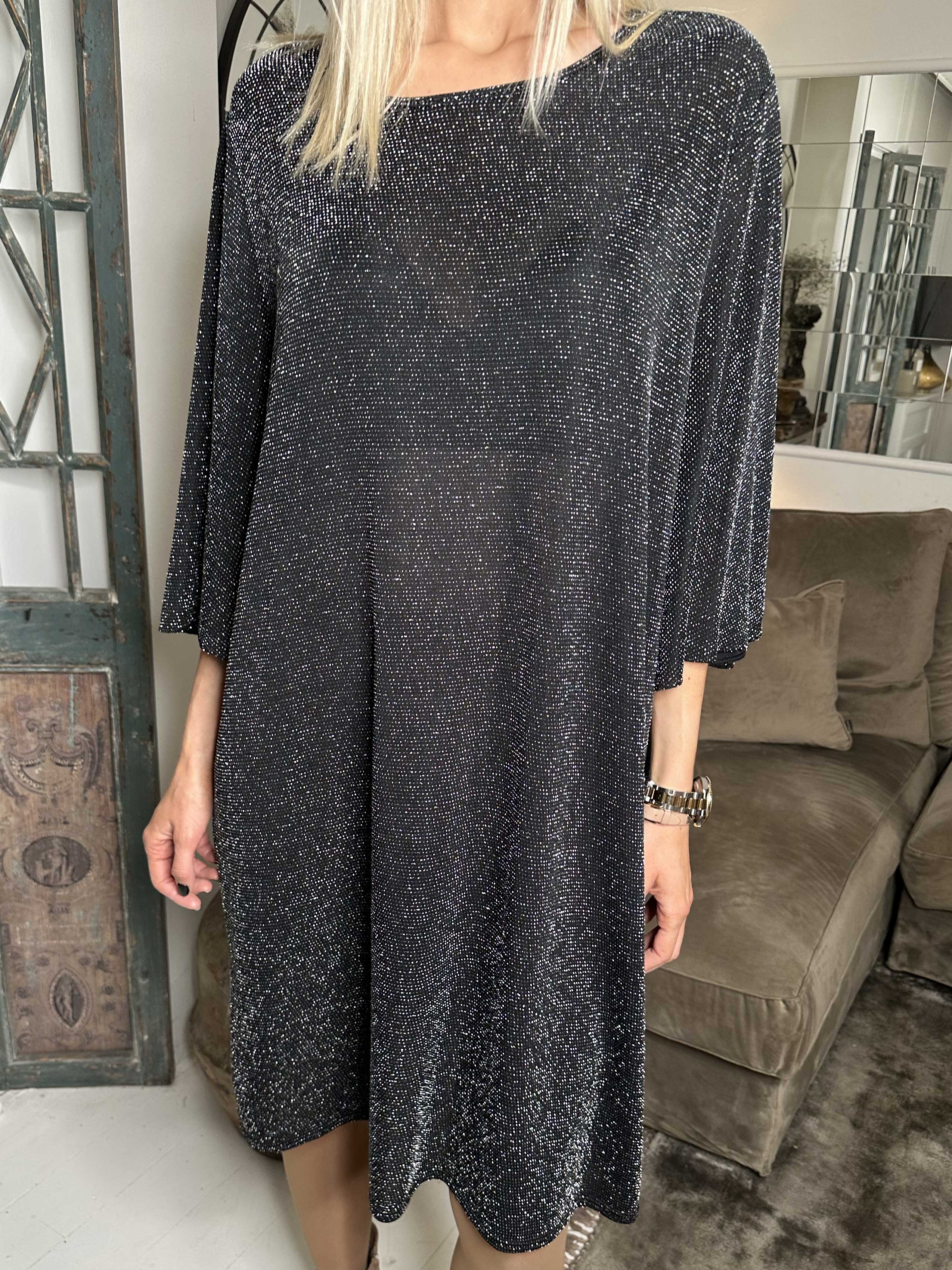 Noemi Glitter - Lös klänning med vida ärmar och glittertrådar