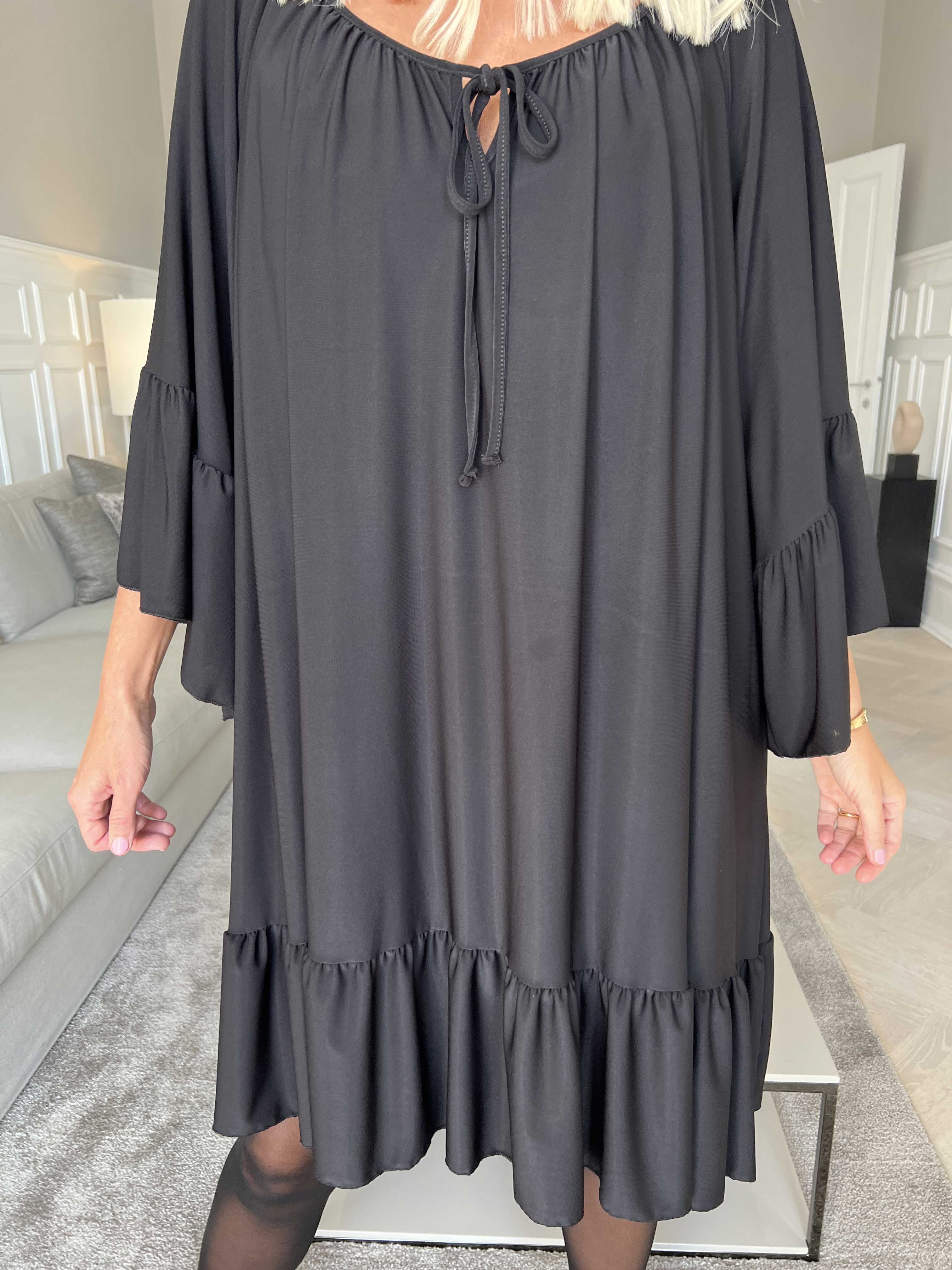 Novia - Svart elastisk klänning med volanger