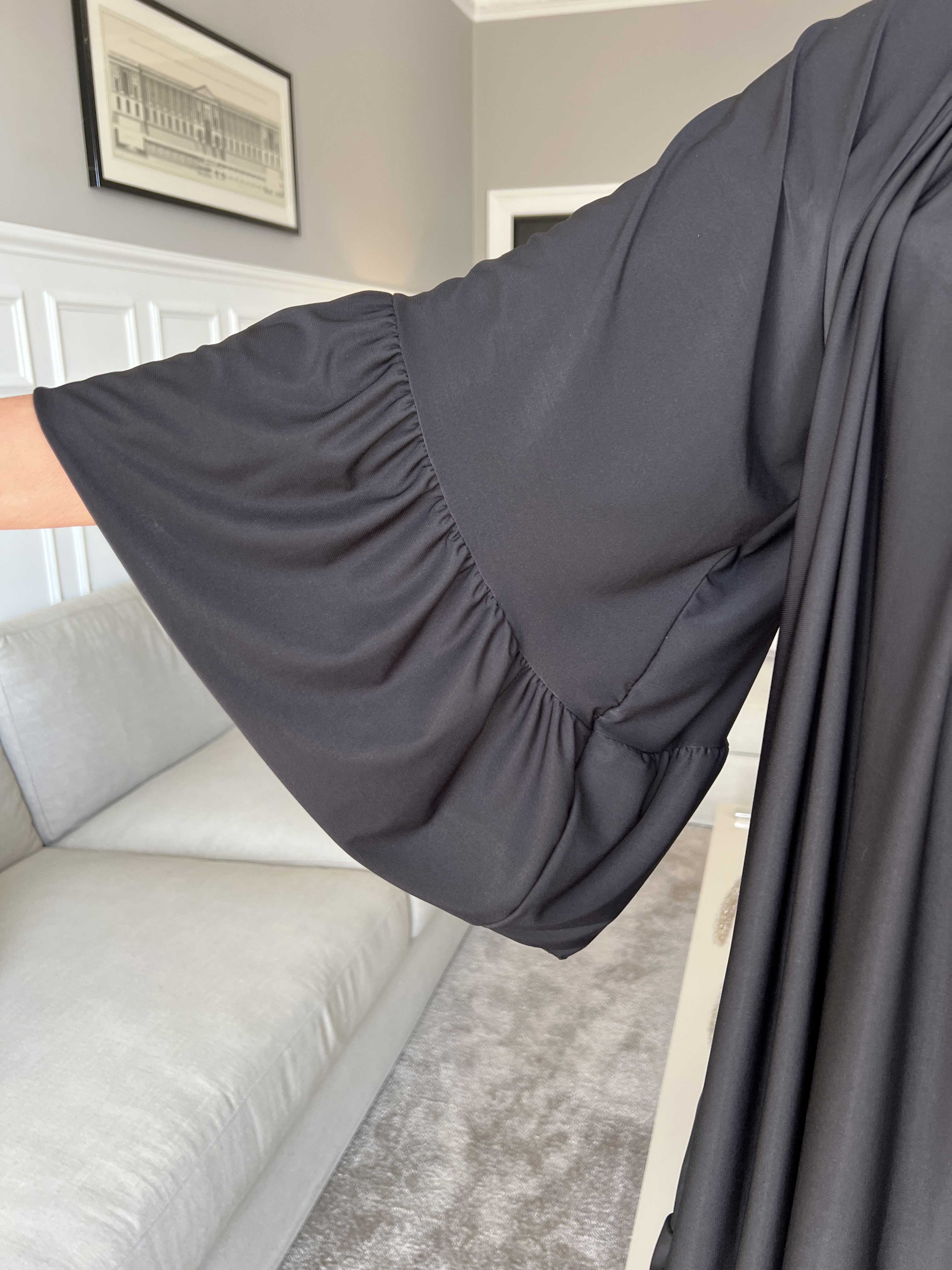 Novia - Svart elastisk klänning med volanger