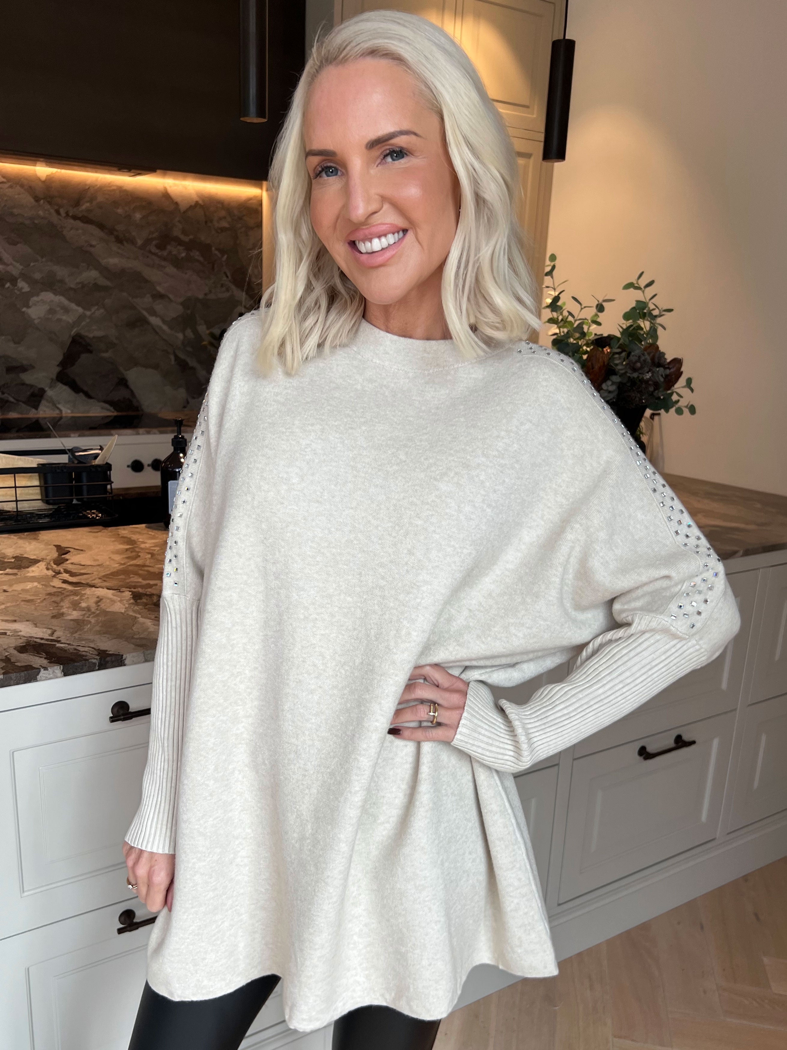 Nuala - Mjuk och stretchig stickad tröja med ribbade ärmar och eleganta strass på axlarna