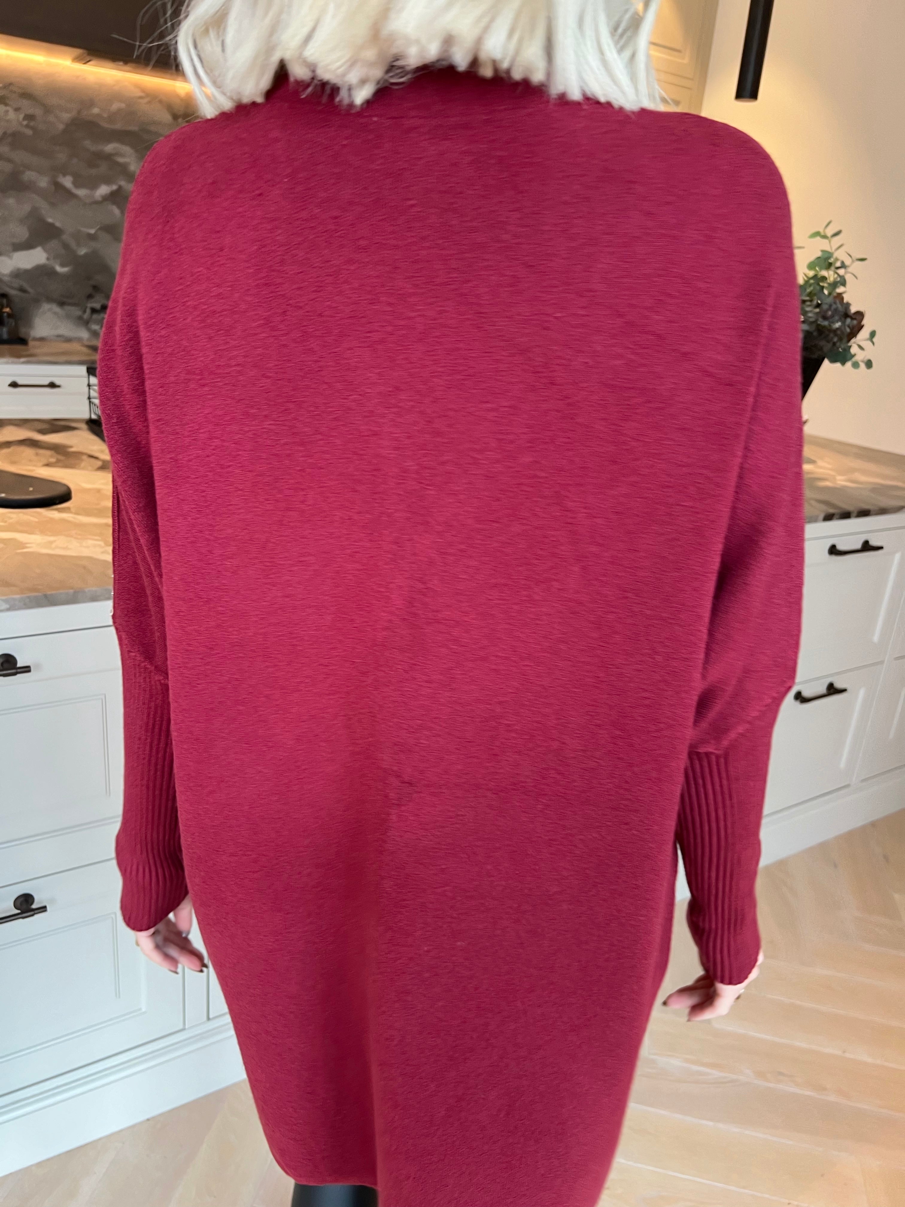 Nuala - Mjuk och stretchig stickad tröja med ribbade ärmar och eleganta strass på axlarna