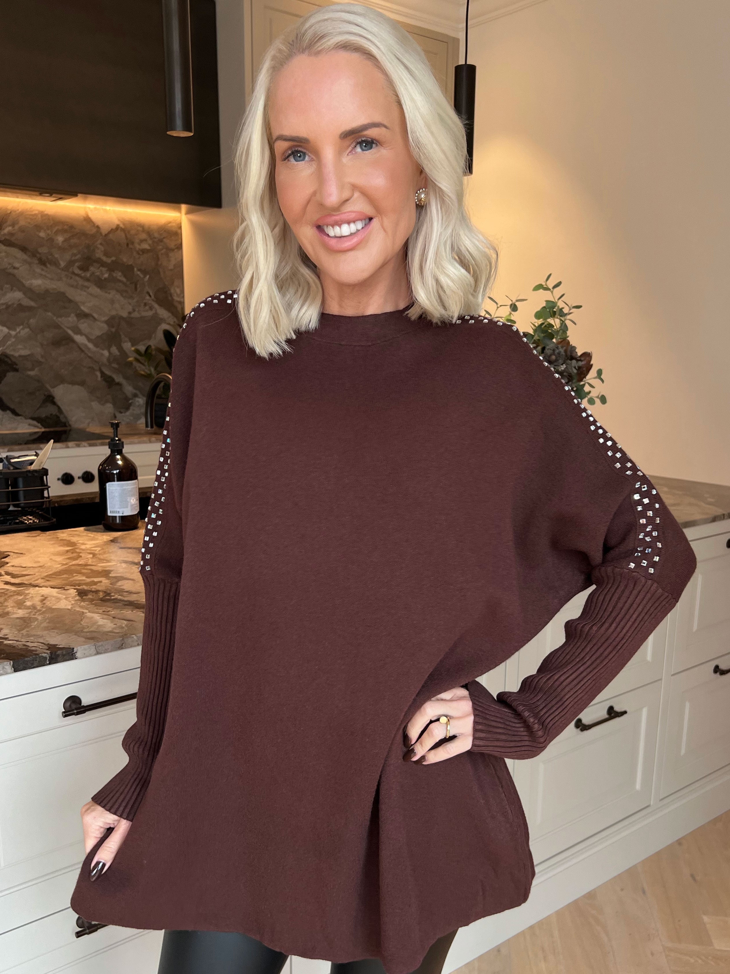 Nuala - Mjuk och stretchig stickad tröja med ribbade ärmar och eleganta strass på axlarna