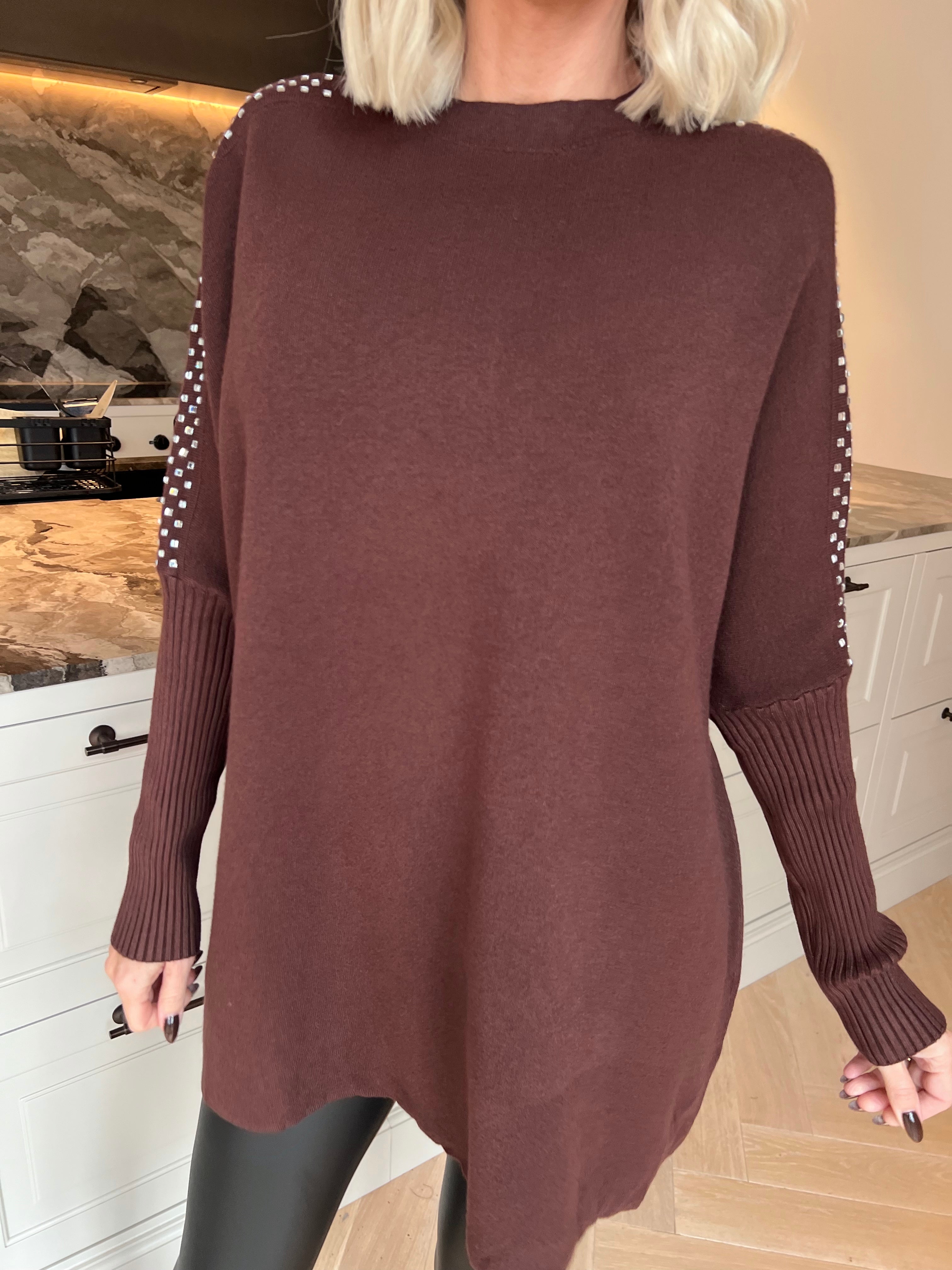 Nuala - Mjuk och stretchig stickad tröja med ribbade ärmar och eleganta strass på axlarna