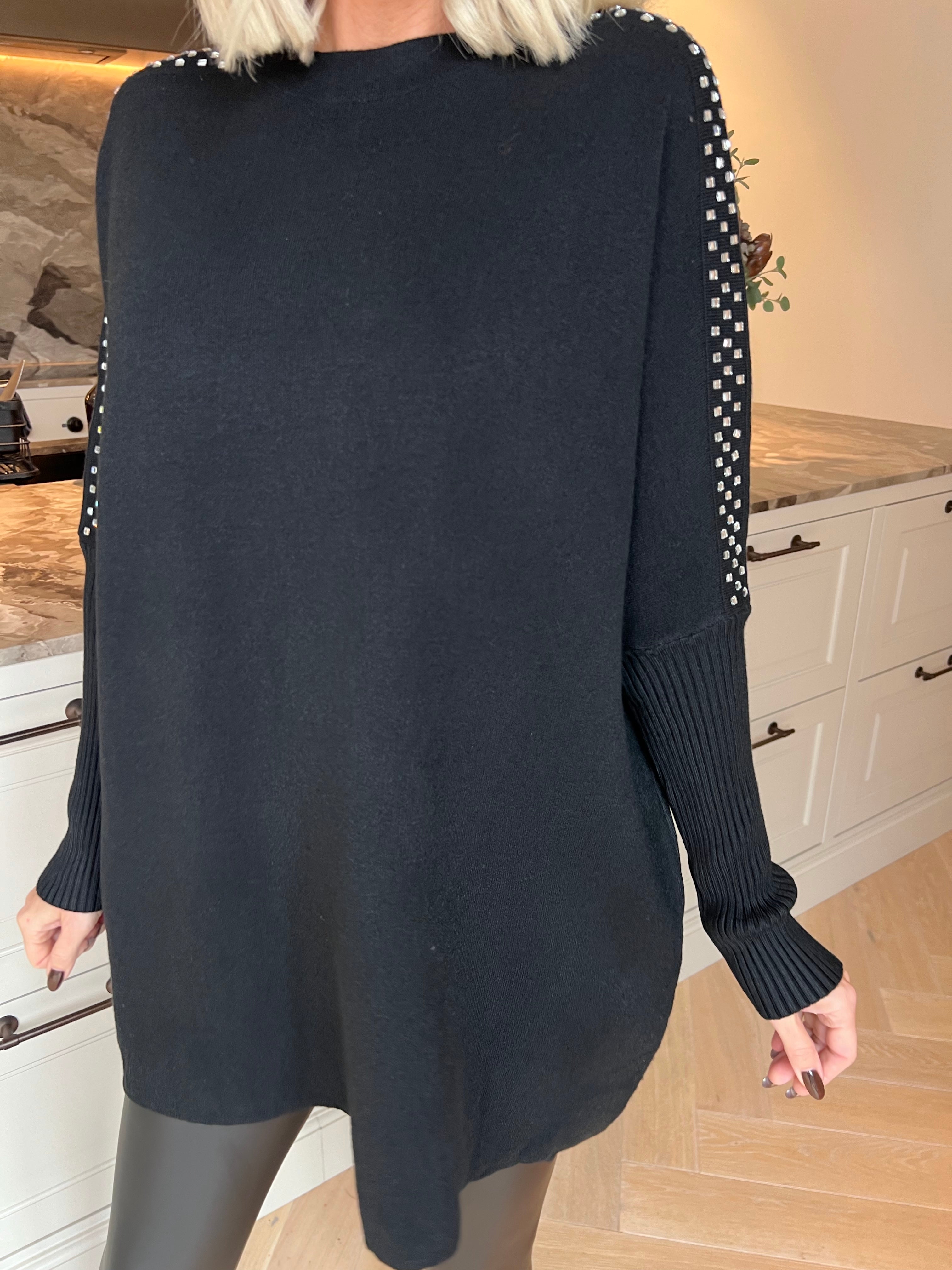 Nuala - Mjuk och stretchig stickad tröja med ribbade ärmar och eleganta strass på axlarna
