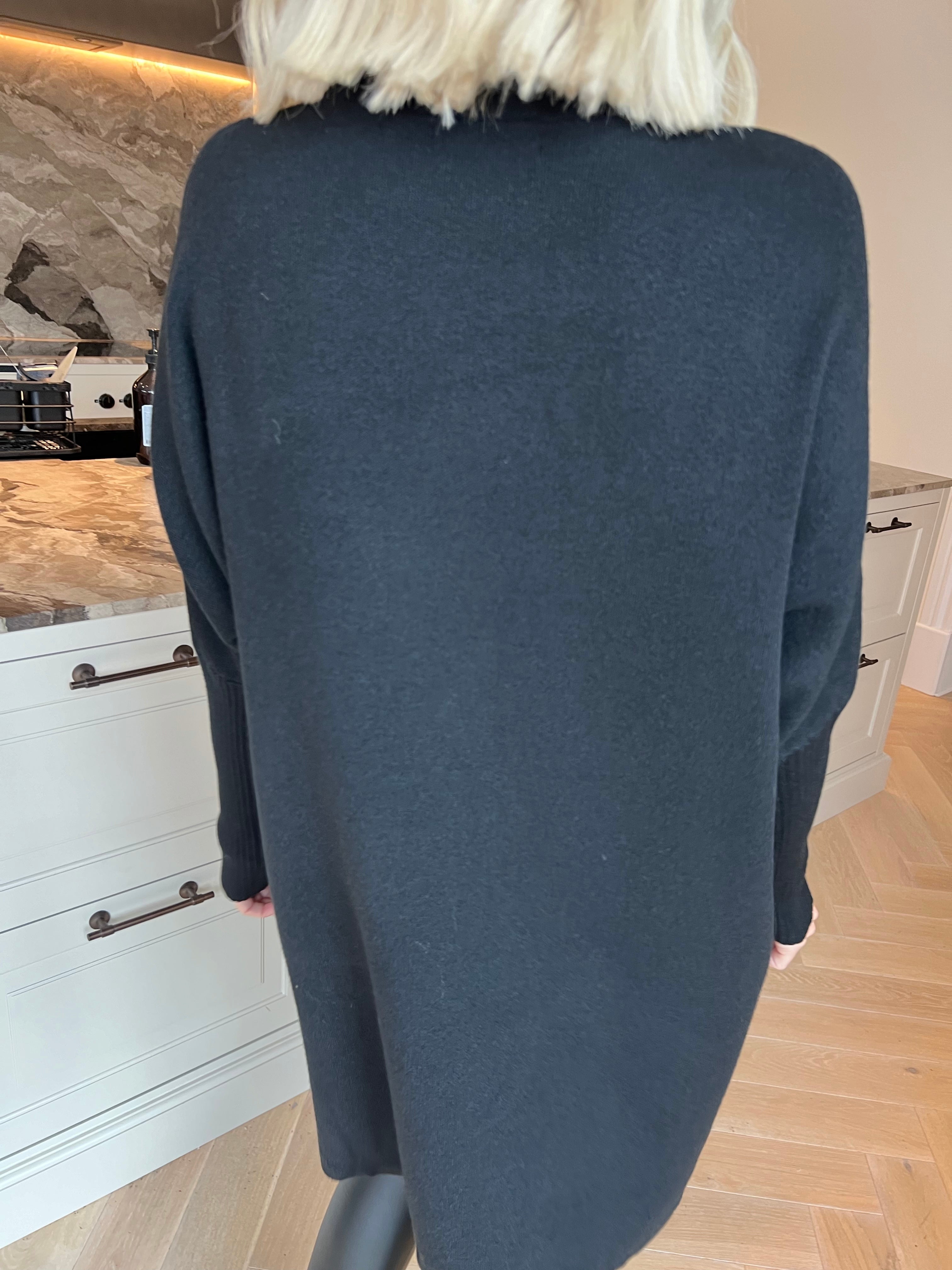 Nuala - Mjuk och stretchig stickad tröja med ribbade ärmar och eleganta strass på axlarna