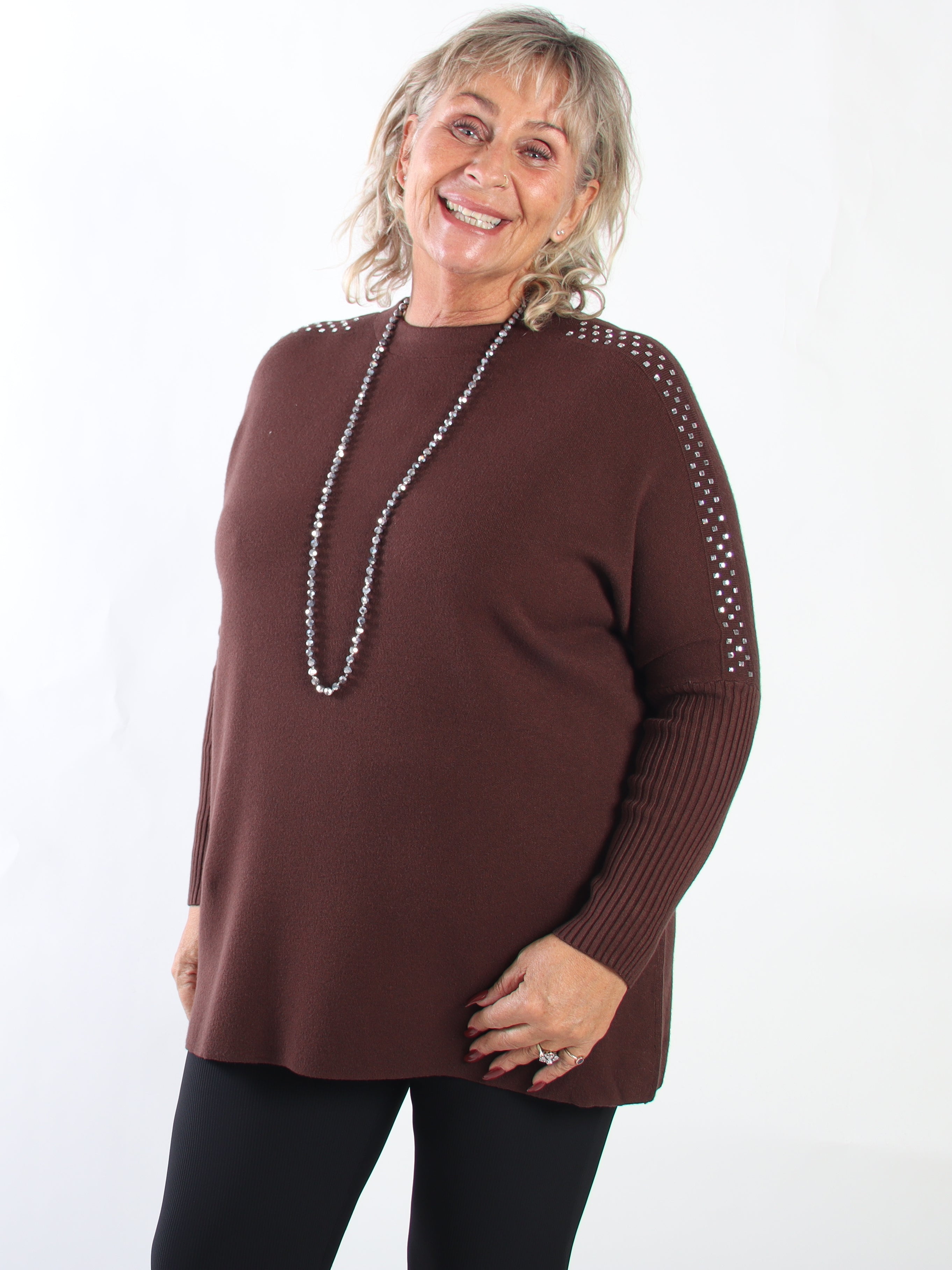 Nuala - Mjuk och stretchig stickad tröja i plus size med ribbade ärmar och eleganta strass på axlarna