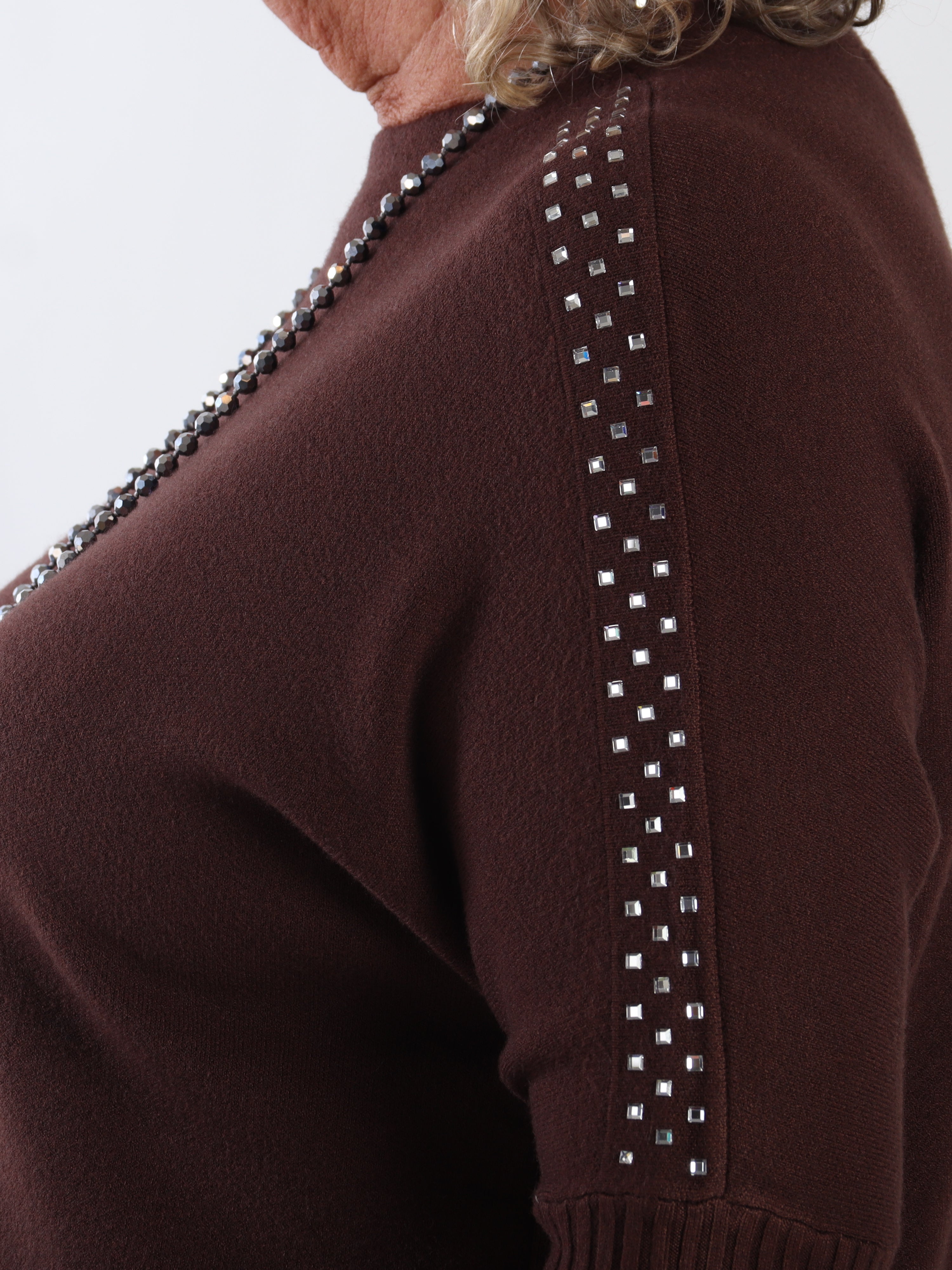 Nuala - Mjuk och stretchig stickad tröja i plus size med ribbade ärmar och eleganta strass på axlarna