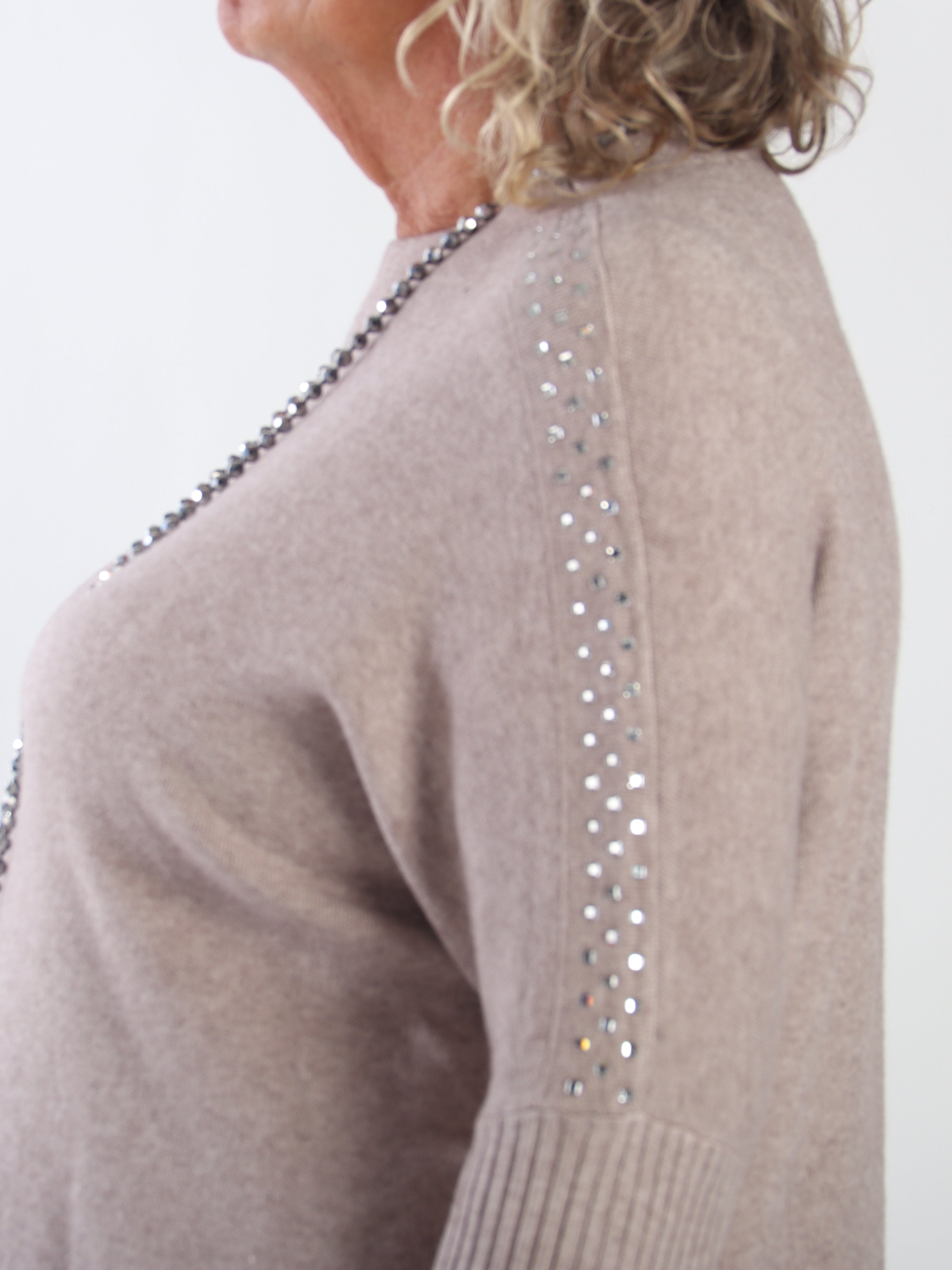 Nuala - Mjuk och stretchig stickad tröja i plus size med ribbade ärmar och eleganta strass på axlarna
